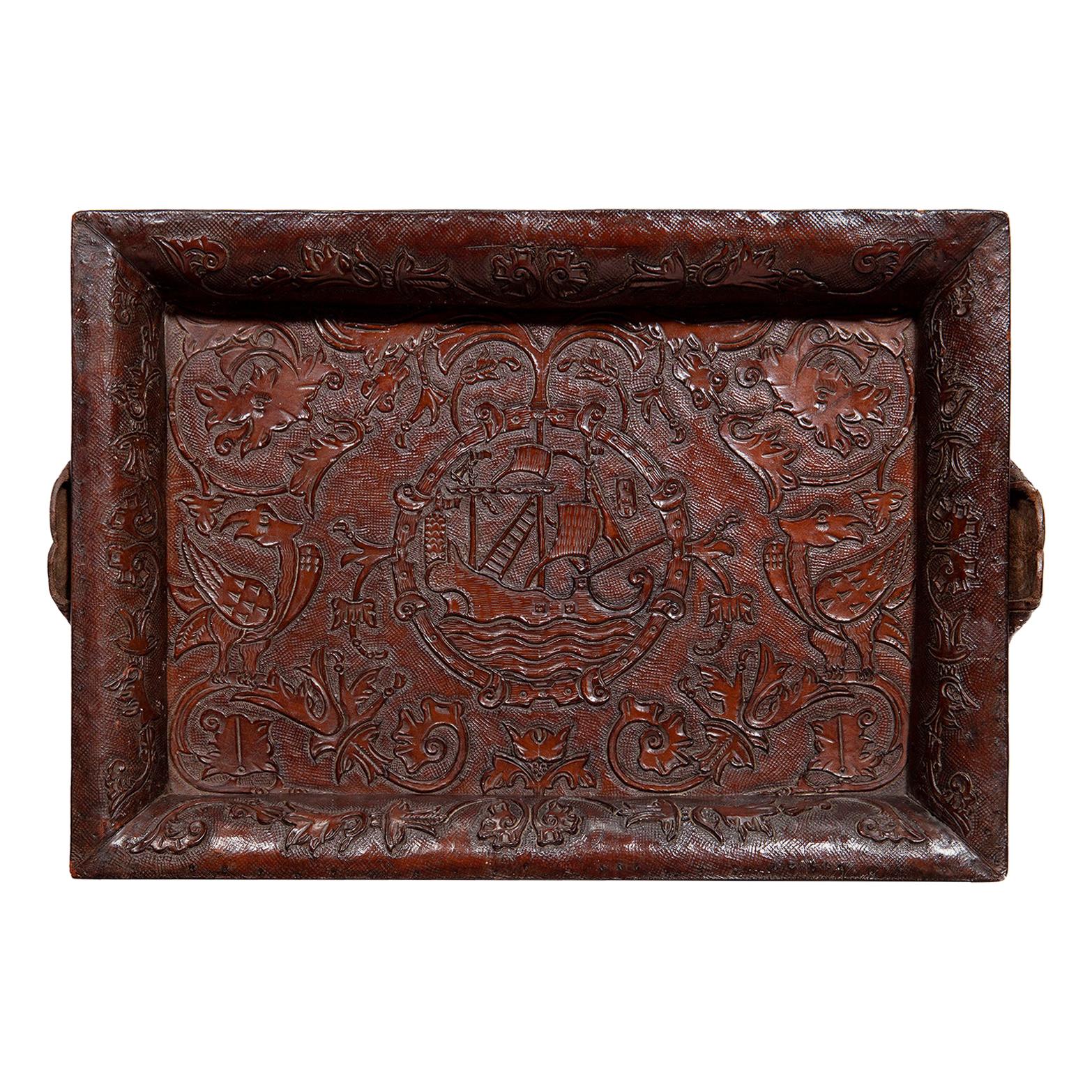 Tablett aus Leder mit geprägtem nautischem Design Galleon Tulpe Mythischer Vogel Braun Barock im Angebot