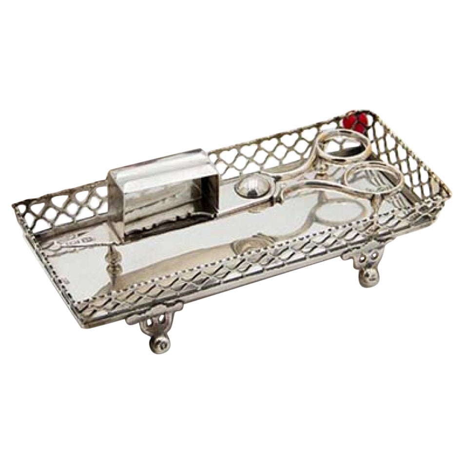 Tray 
Morrões Scissors in smooth silver w/ a rack 
four spherical-shaped feet