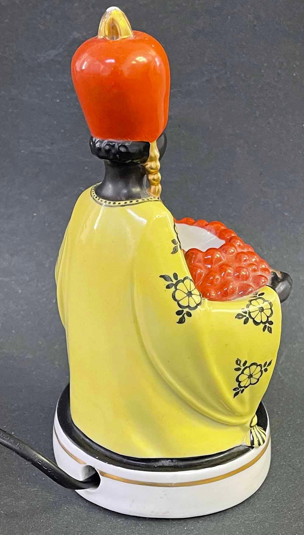 Français « Tray of Oranges », rare mannequin de parfum Art Déco avec figure d'Afrique du Nord en vente