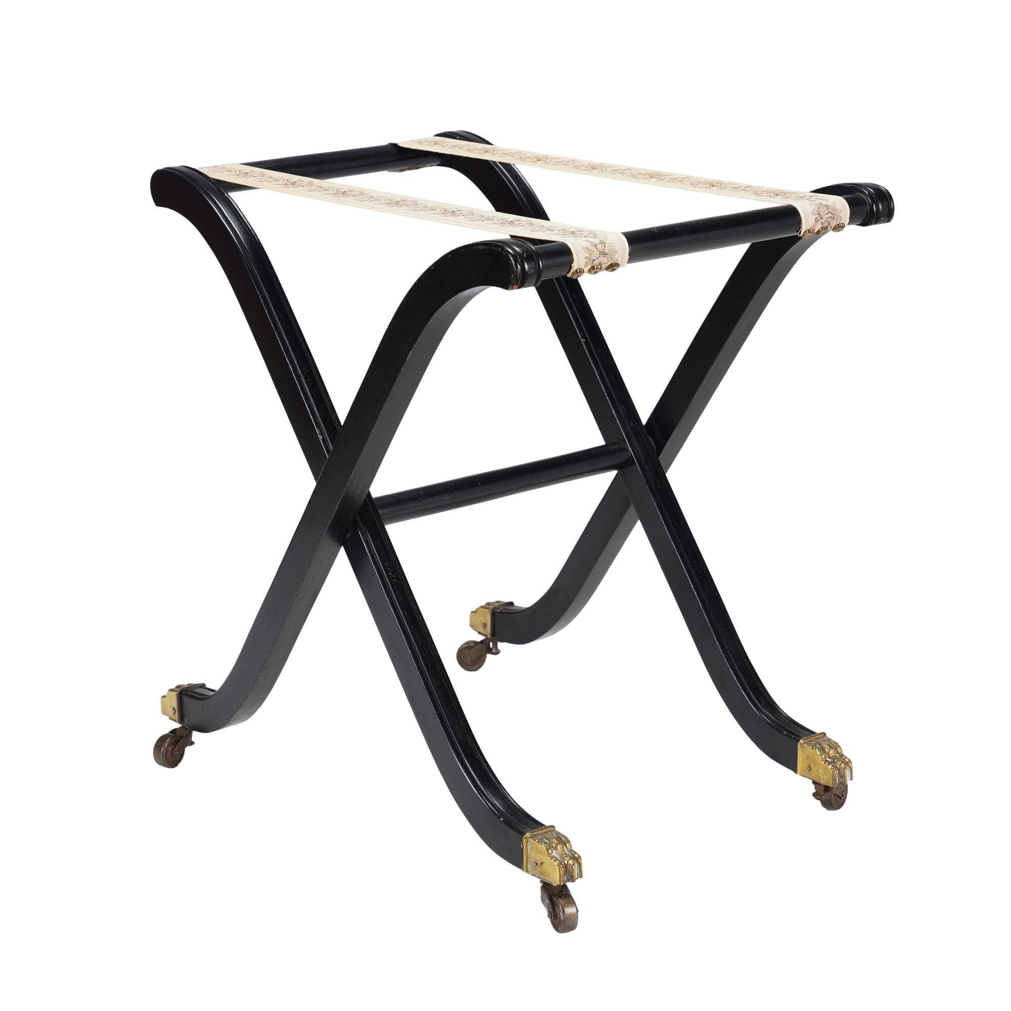 Un plateau pliant ou un porte-bagages vintage en bois dur ébonisé avec un cerclage en coton et des pieds en laiton sur roulettes.
Vers 1950.

Dimensions : 22