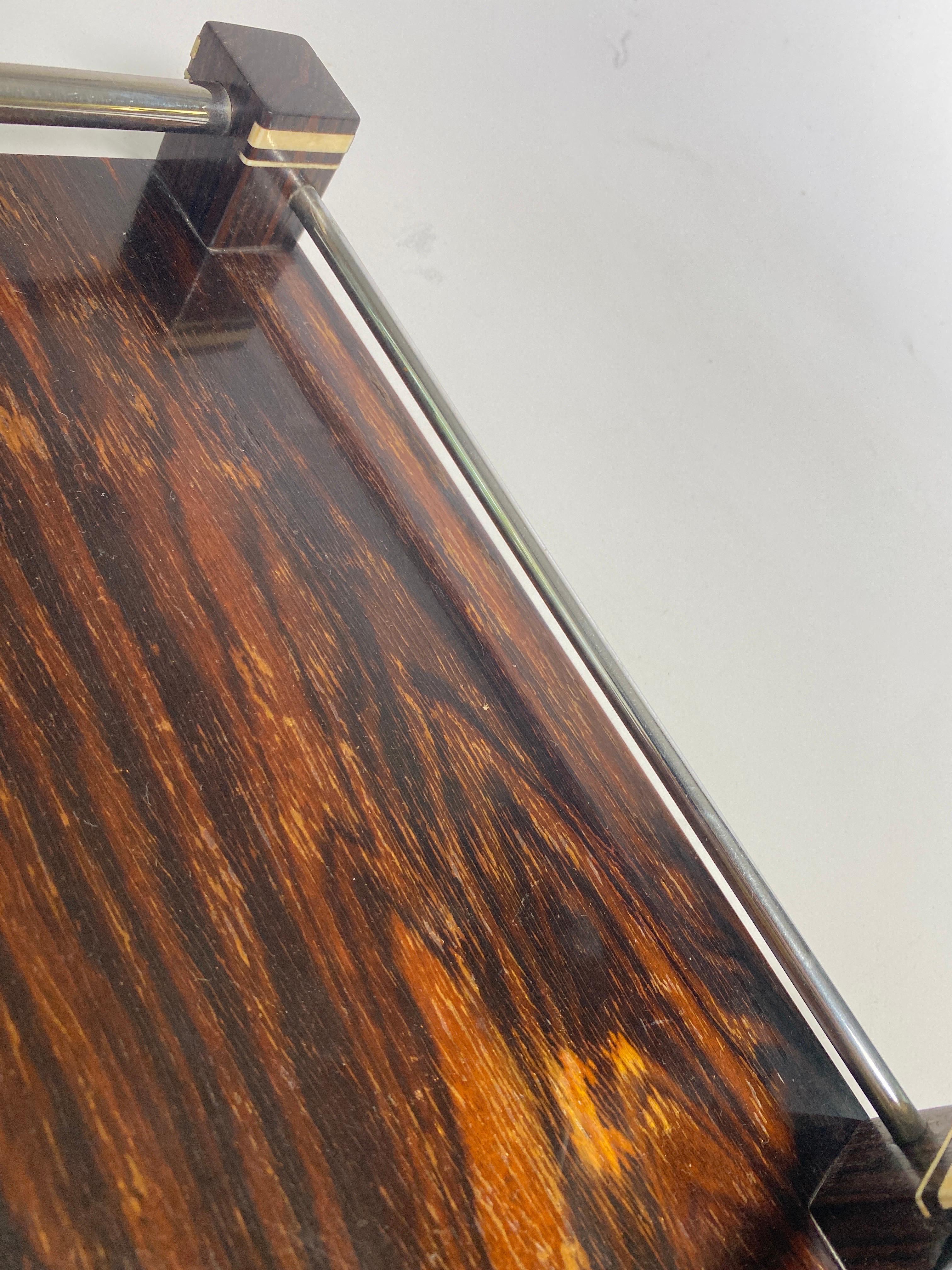 Diese Platte ist typisch für die Periode und den Stil des Art Deco und von hoher Qualität.
Das edle Holz und die Dekoration verleihen einen luxuriösen Eindruck.
Es wurde in Frankreich in den 1940er Jahren hergestellt und ist in einer braunen und