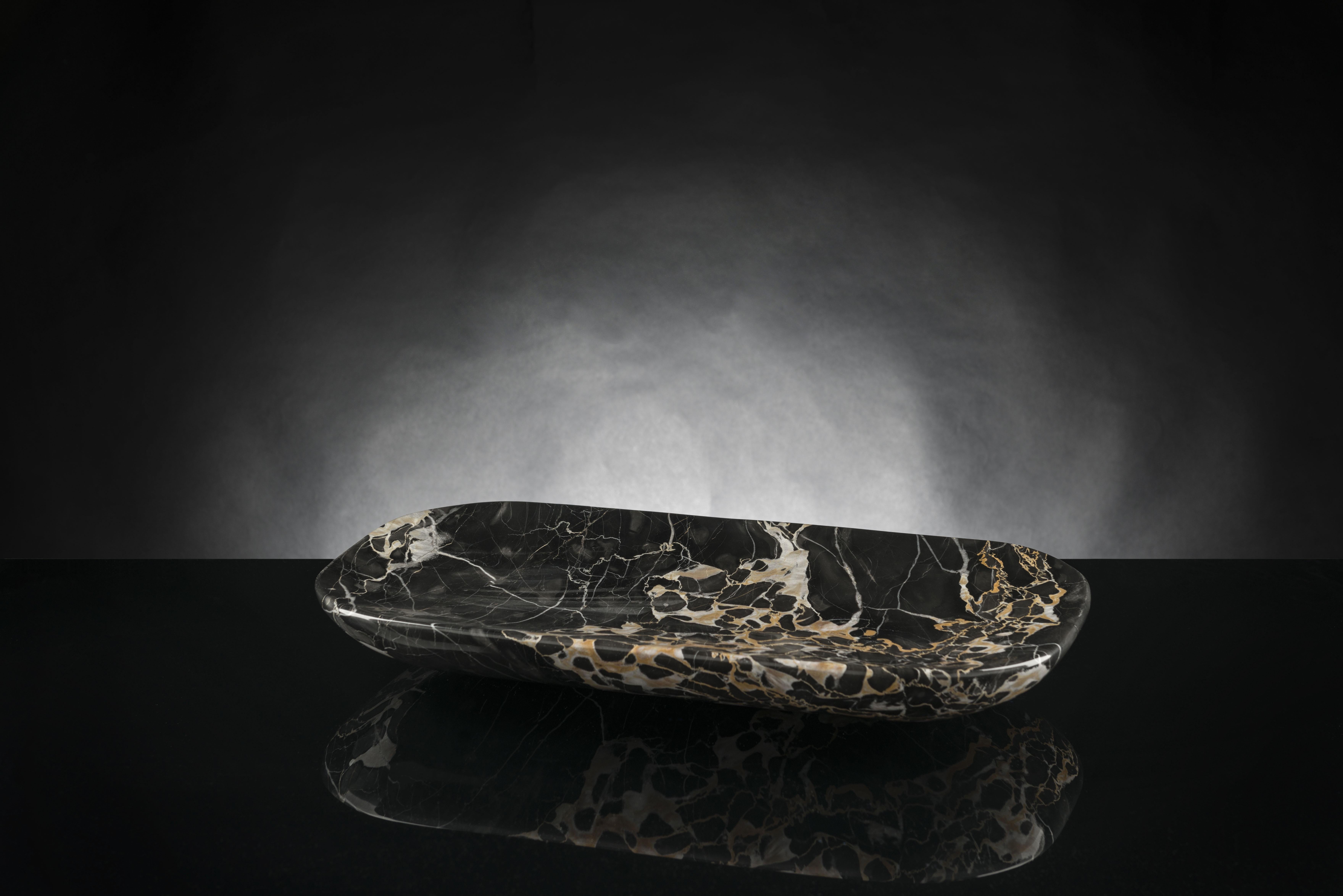 Modernes Marmortablett aus Portoro oder Portovenere-Marmor, einer wertvollen schwarzen Marmorsorte aus Ligurien (Norditalien), hergestellt durch die Bearbeitung von Natursteinen mit 5-Achsen-Pantographen, die es ermöglichen, komplexere Formen als
