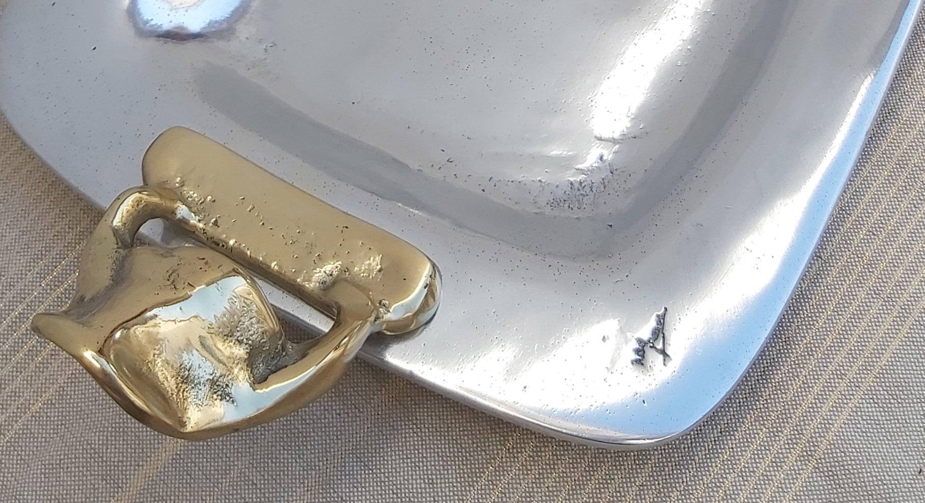Espagnol Plateau rectangulaire E002 en laiton moulé et aluminium de couleur argent et or fait à la main en vente
