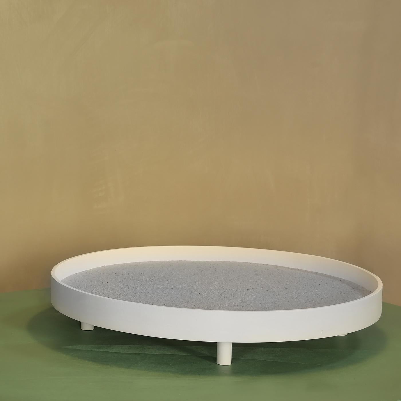 An elegant solution to serve afternoon tea or house permanently-displayed collectibles, this round tray was conceived with sustainability in mind, coherently with the brand's philosophy. The white lacquer used to hand-paint the minimalist frame in