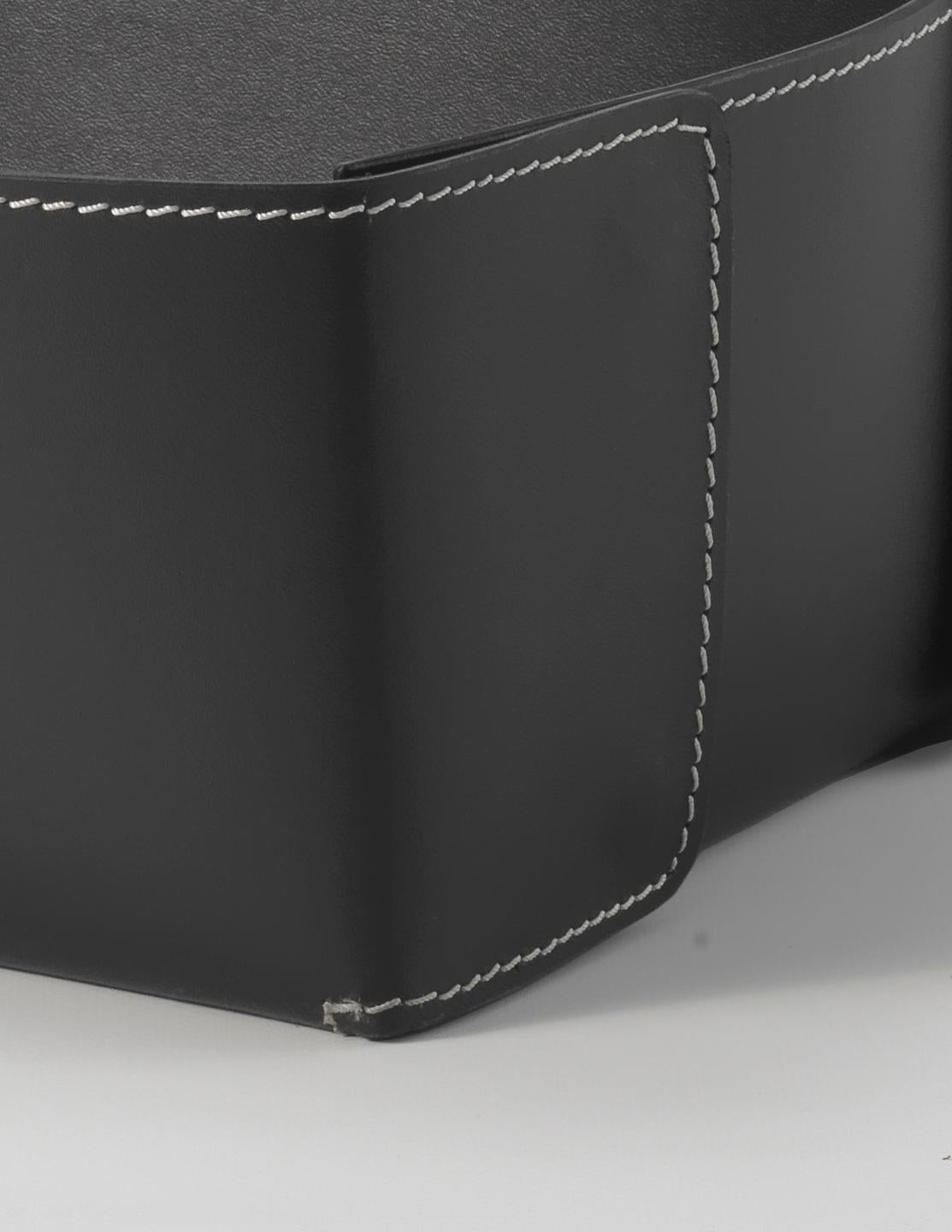 Moderno Tray scatolo in cuoio con bottoni a pressione, ottimo separatore negli armadi in vendita