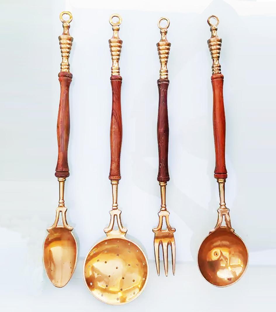 Kitchen tools or utensils made of brass,

20th century

 Tray and saucepan fork palette and serving pot
Polychrome wooden tray with floral motifs (40x30 cm.). Four serving utensils in wood and gilt brass (42 cm.). Decorative piece in polychrome
