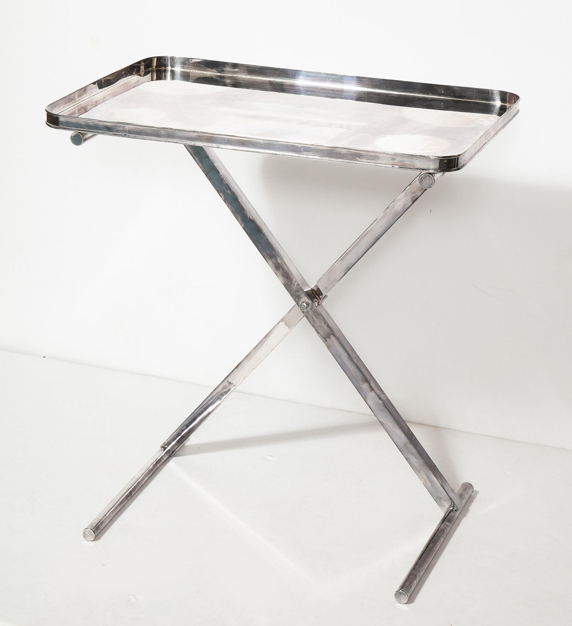 Large silver plate tray with X-form stand

The English silver plate tray supported by a silver plate stand.