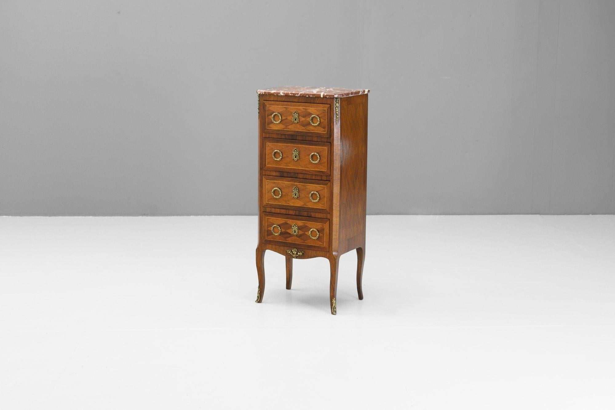 Cassettone stretto in noce con piano in marmo rosa. Circa 1930


H. 94cm x L. 41cm x P. 31cm