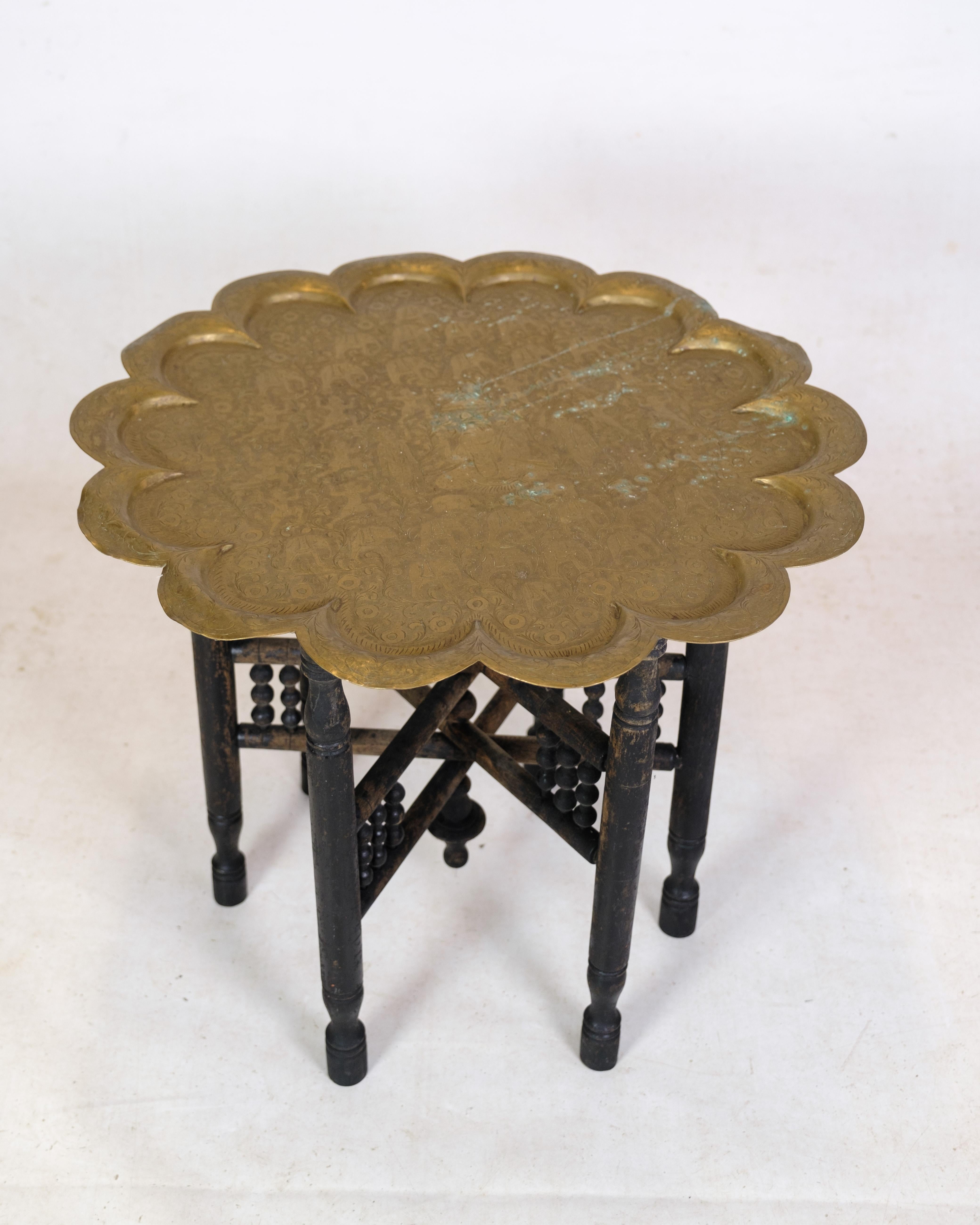 Tray Table in Brass and wood with carvings of Indian Origin from the 1950s For Sale 1