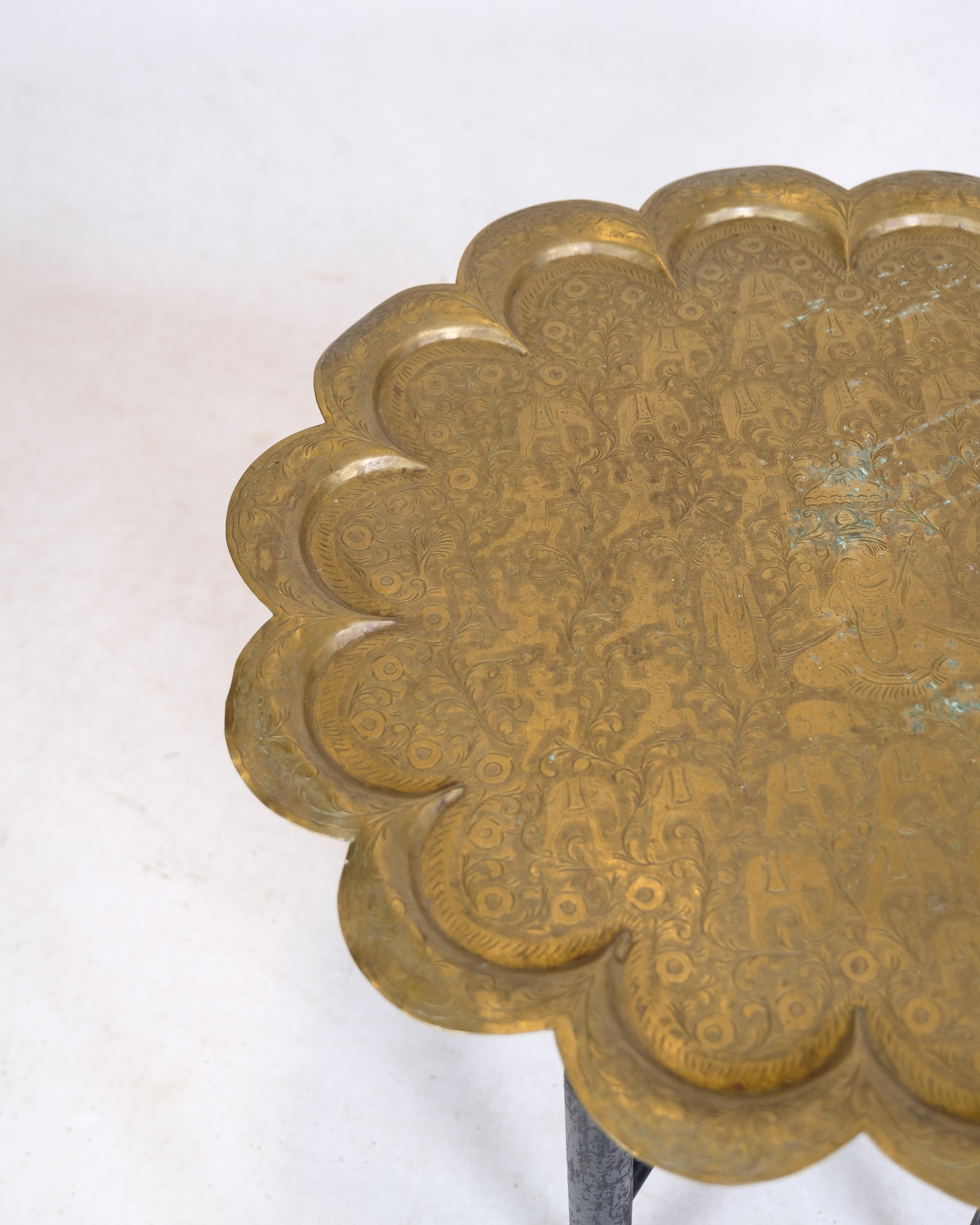 Tray Table in Brass and wood with carvings of Indian Origin from the 1950s For Sale 2