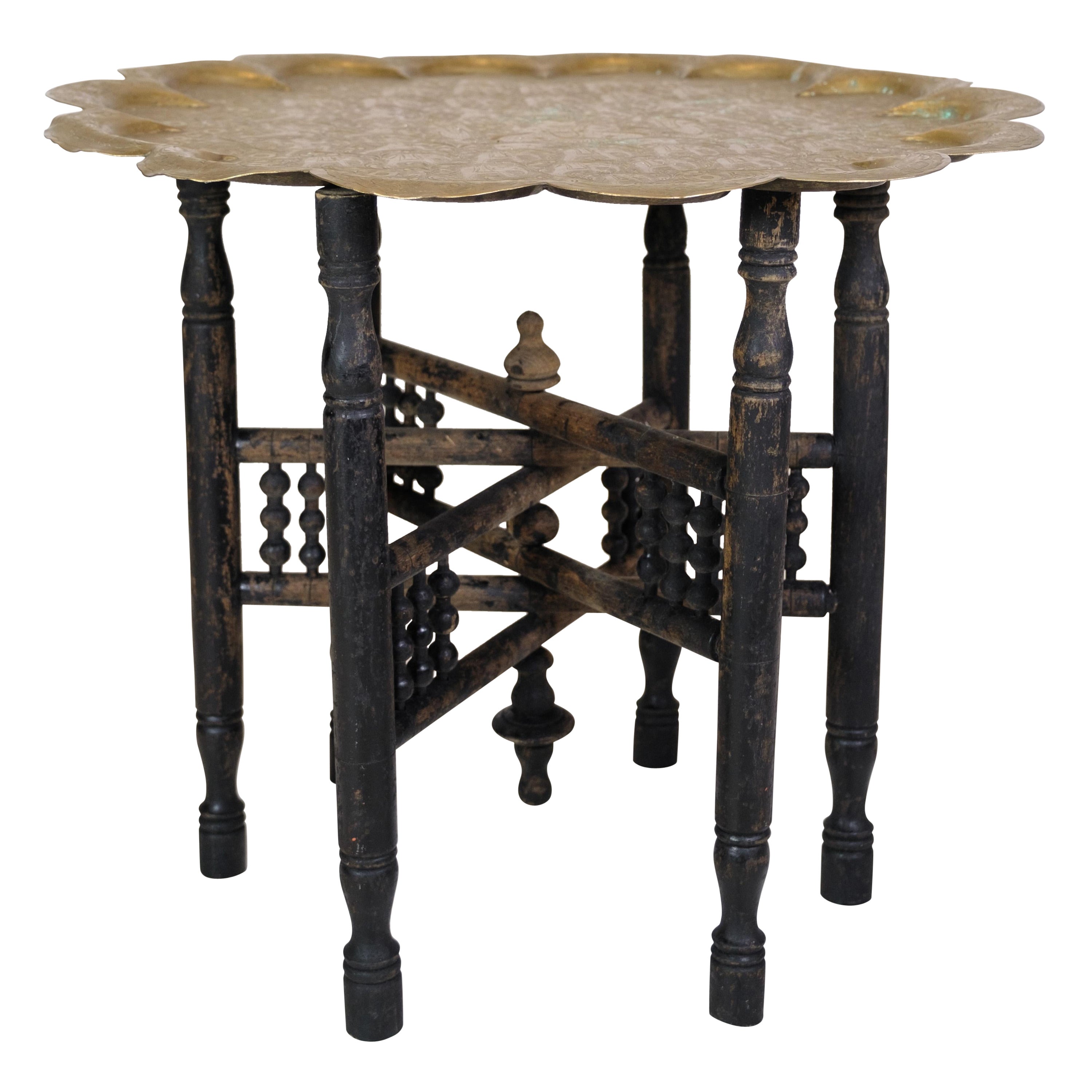 Tavolino in ottone e legno con intagli di origine indiana degli anni '50