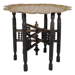 Table plateau en laiton et Wood Wood avec sculptures d'origine indienne des années 1950