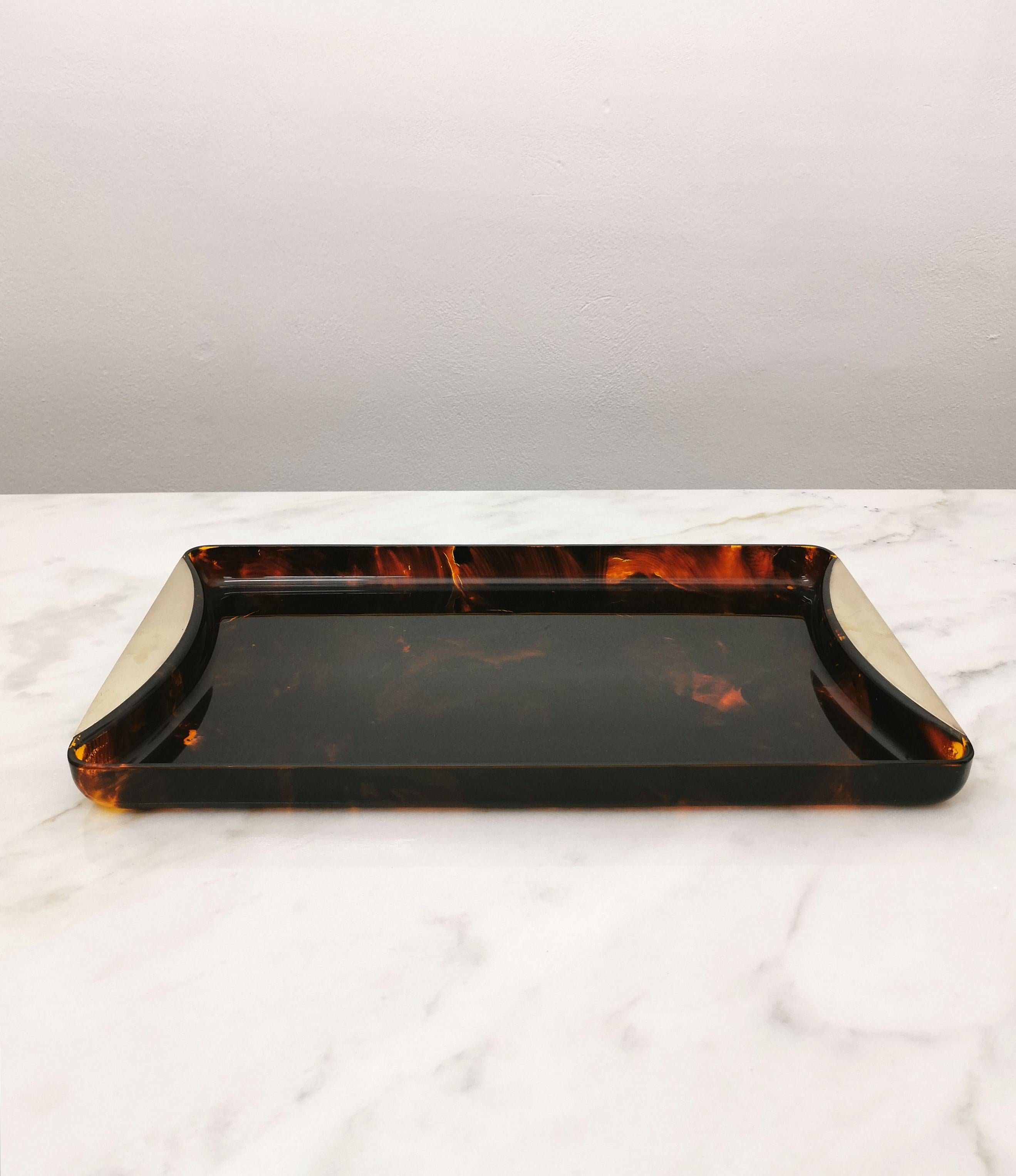 Large rectangular serving tray in plexiglass (lucite) caramel effect color with brass handle accessories. Made in Italy in the 70s.



Note: We try to offer our customers an excellent service even in shipments all over the world, collaborating with