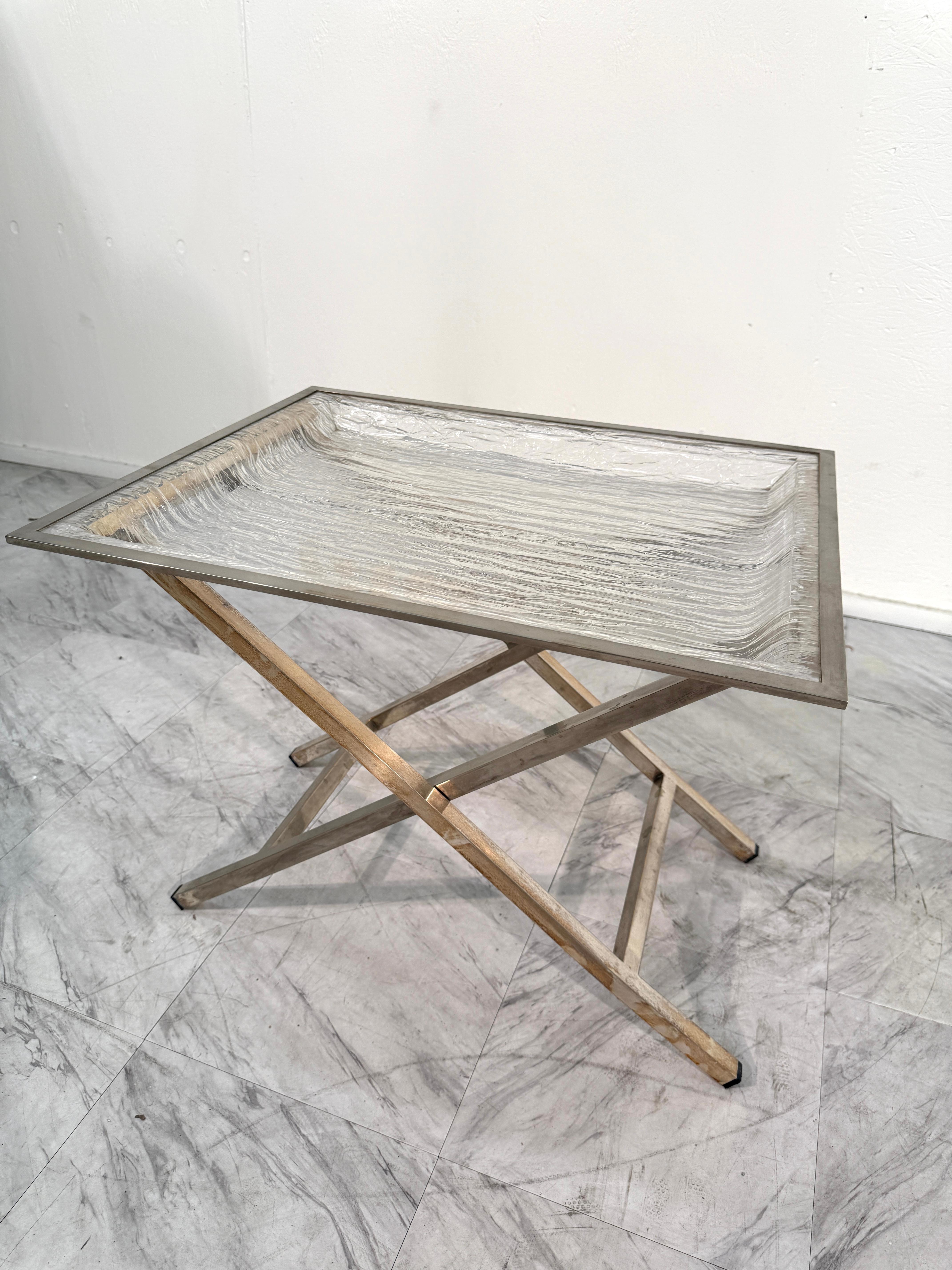 Table à plateau avec plateau en lucite texturé, Italie, années 1960 Bon état - En vente à Los Angeles, CA