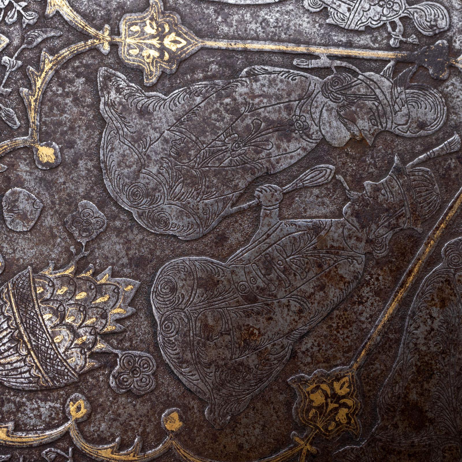 Vassoio con intarsi in oro, Persia, periodo Qajar, XIX secolo In condizioni buone in vendita a Greding, DE