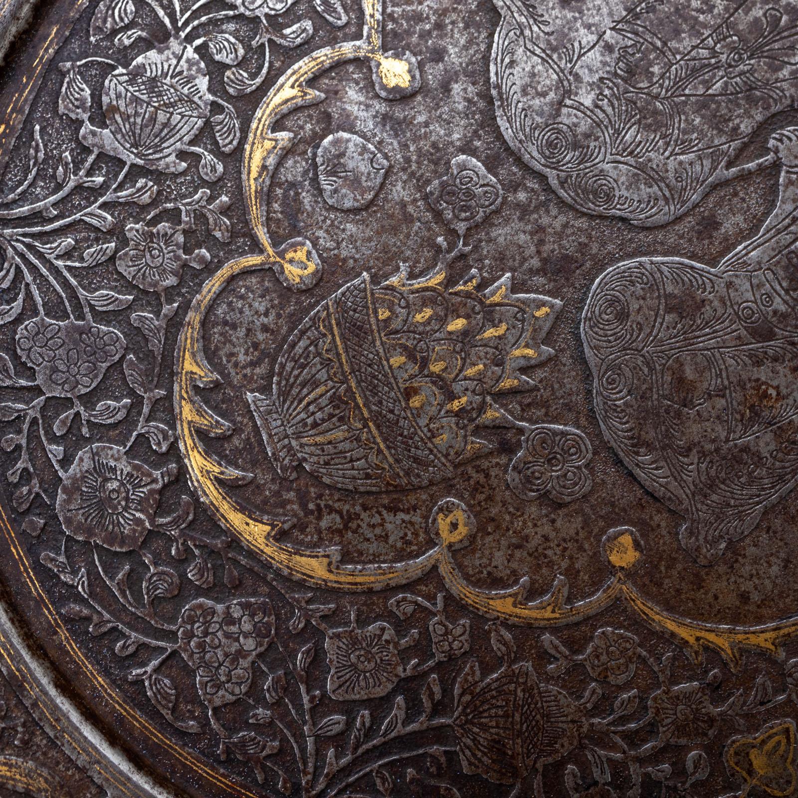Tablett mit Goldintarsien, Persische Qajar-Periode, 19. Jahrhundert (Metall) im Angebot