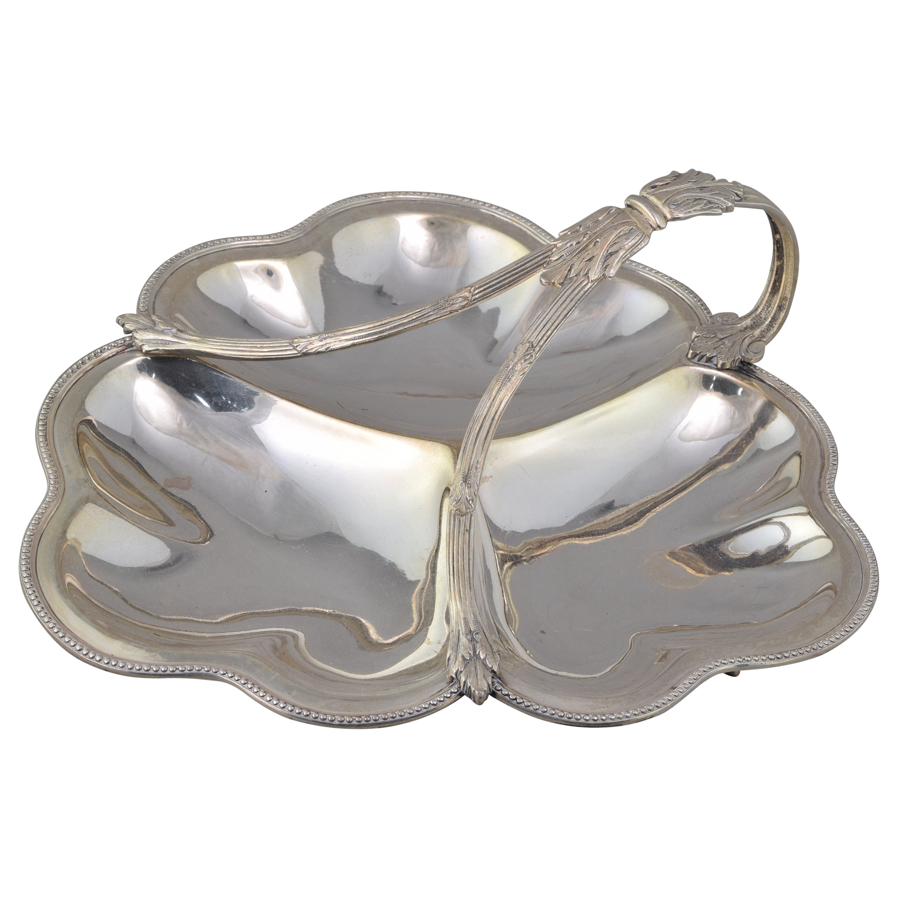 Bandeja con asa. Metal. Alrededor de 1900.