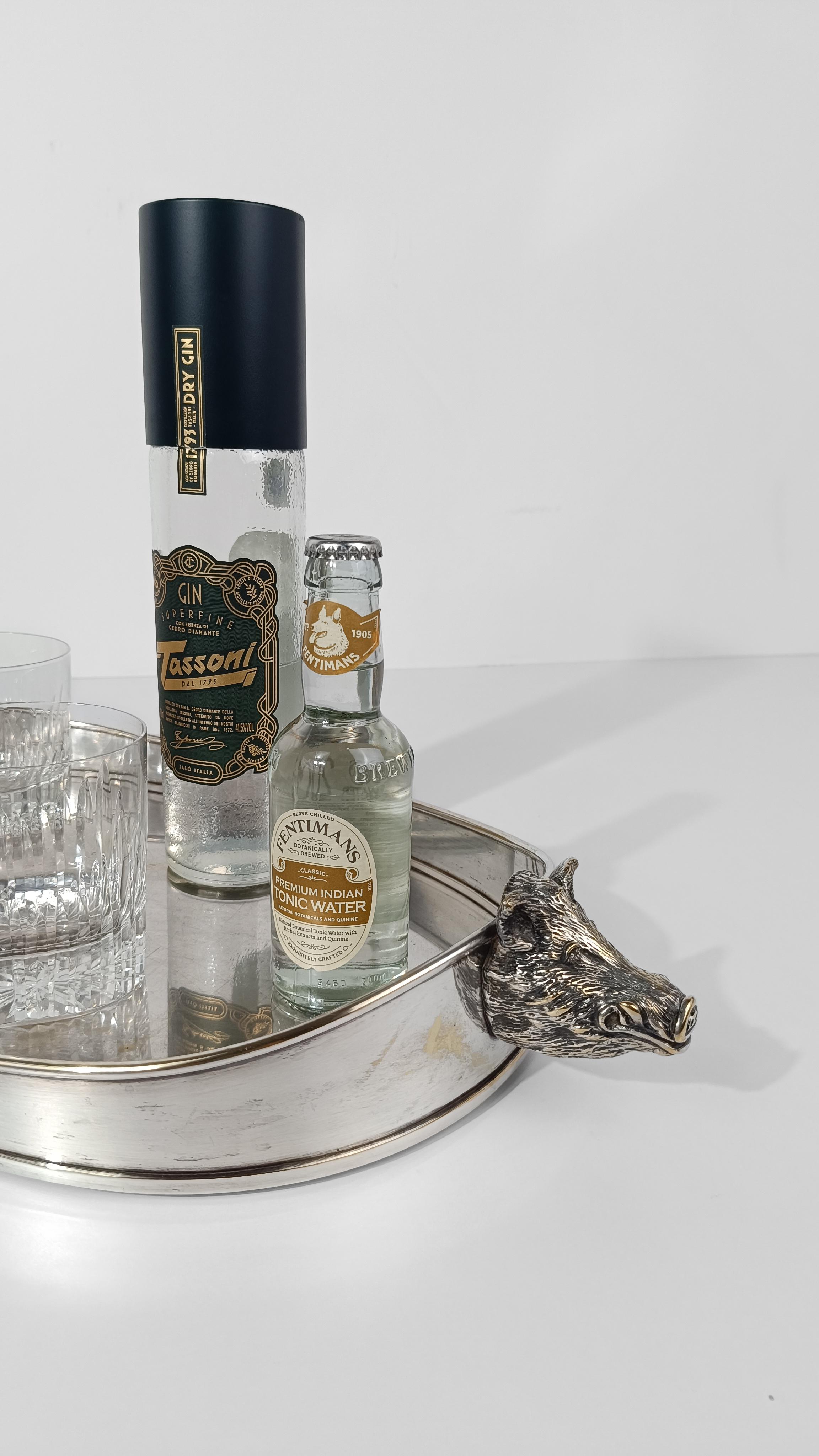 I am offering for sale a silver-plated brass tray dating back to around the 1970s and attributable, due to the materials used and hunting decor, to the Valenti manufacture.
The Valenti manufacture has created a collection in Silver Plated with