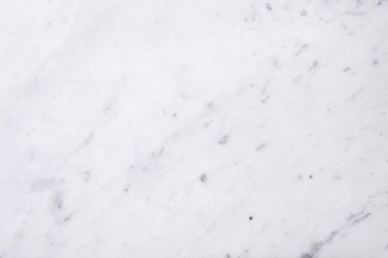 Neues modernes Tablett/Chopping Board aus weißem Carrara-Marmor, Schöpfer Studioformart im Zustand „Neu“ im Angebot in Milan, IT