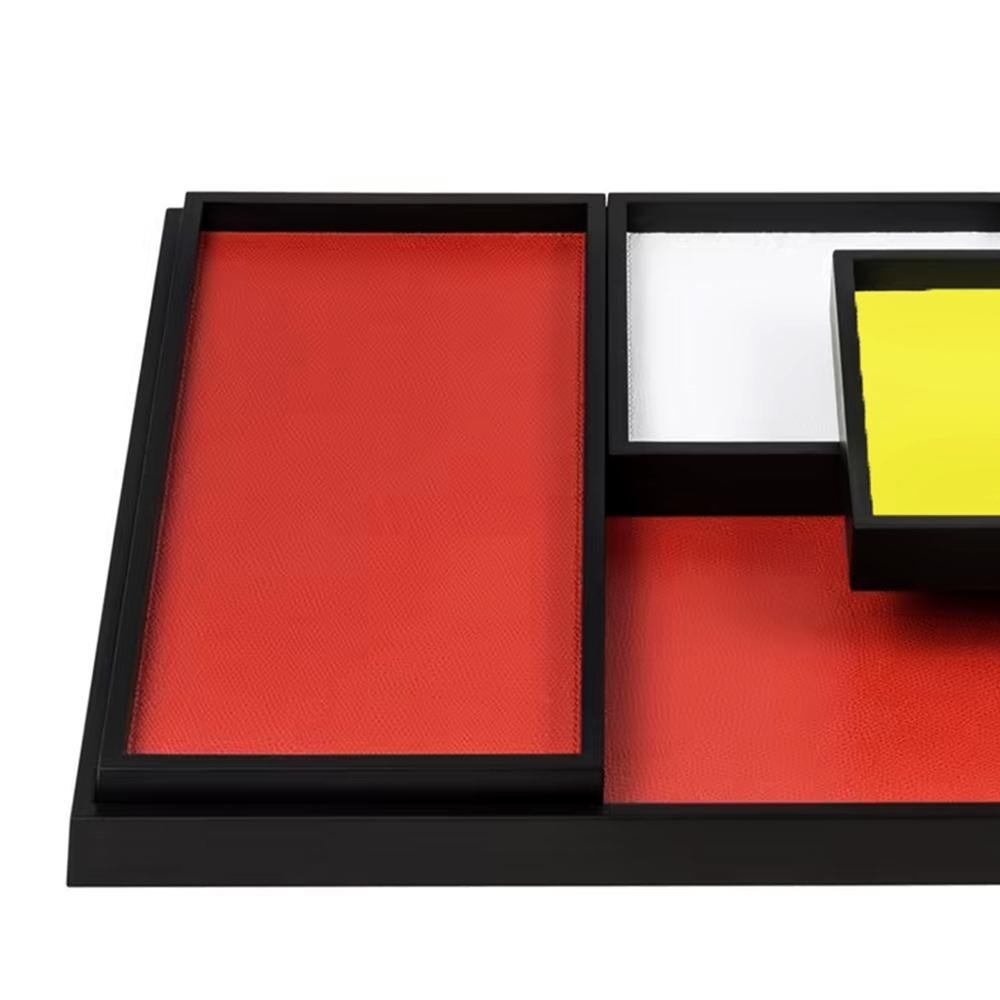 Mondrian-Stil Satz von 5 Tabletts mit
struktur und Rahmen aus massivem Wengeholz, jedes
das Tablett ist mit echtem Leder bezogen,
2 Tabletts in Rot, 1 Tablett in Blau, 1 Tablett in Gelb
und 1 Tablett aus weißem Echtleder.