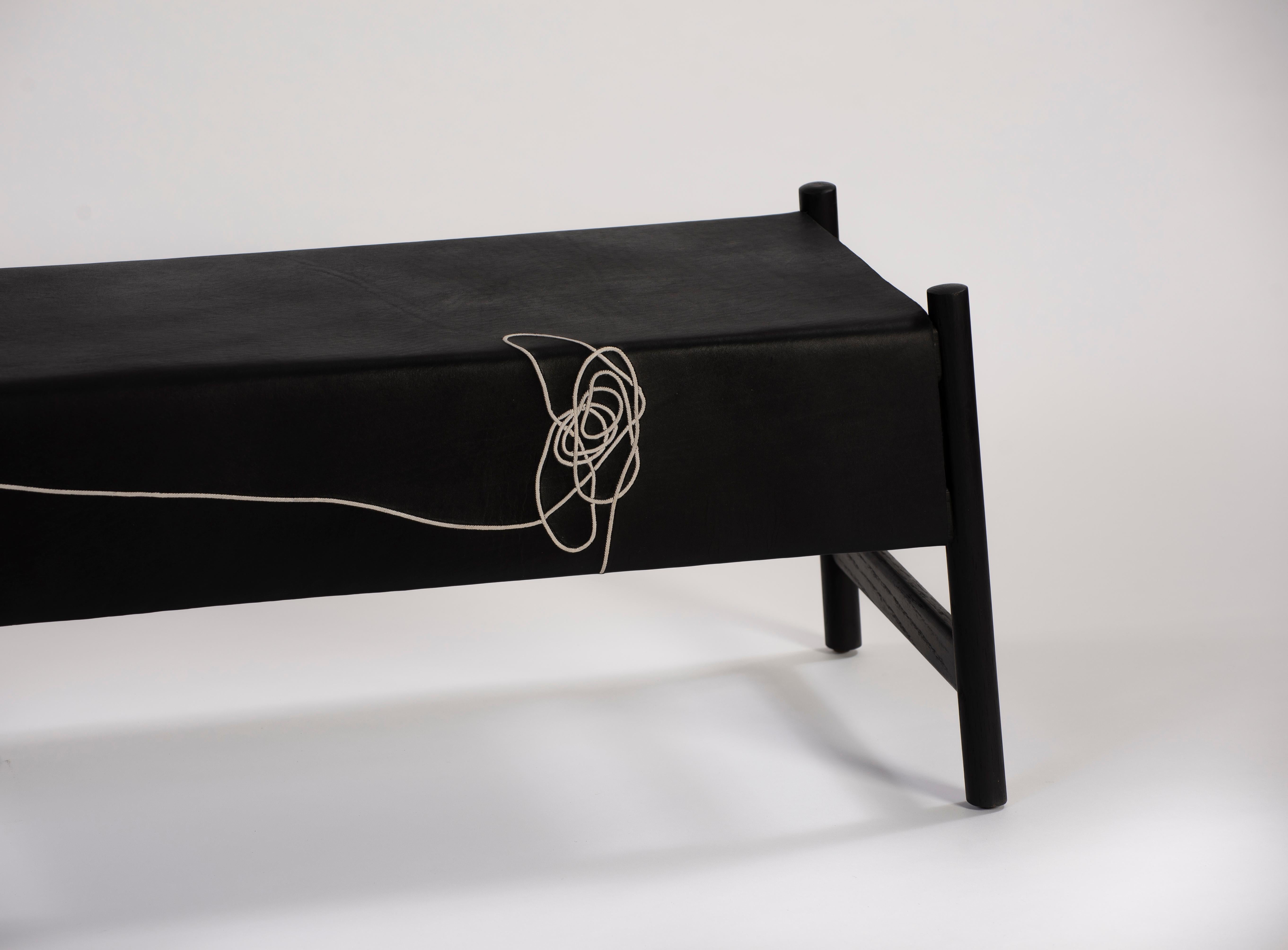 Minimaliste Banc Trazo en peau de vache noire, Oak Wood et fibre de Maguey en vente