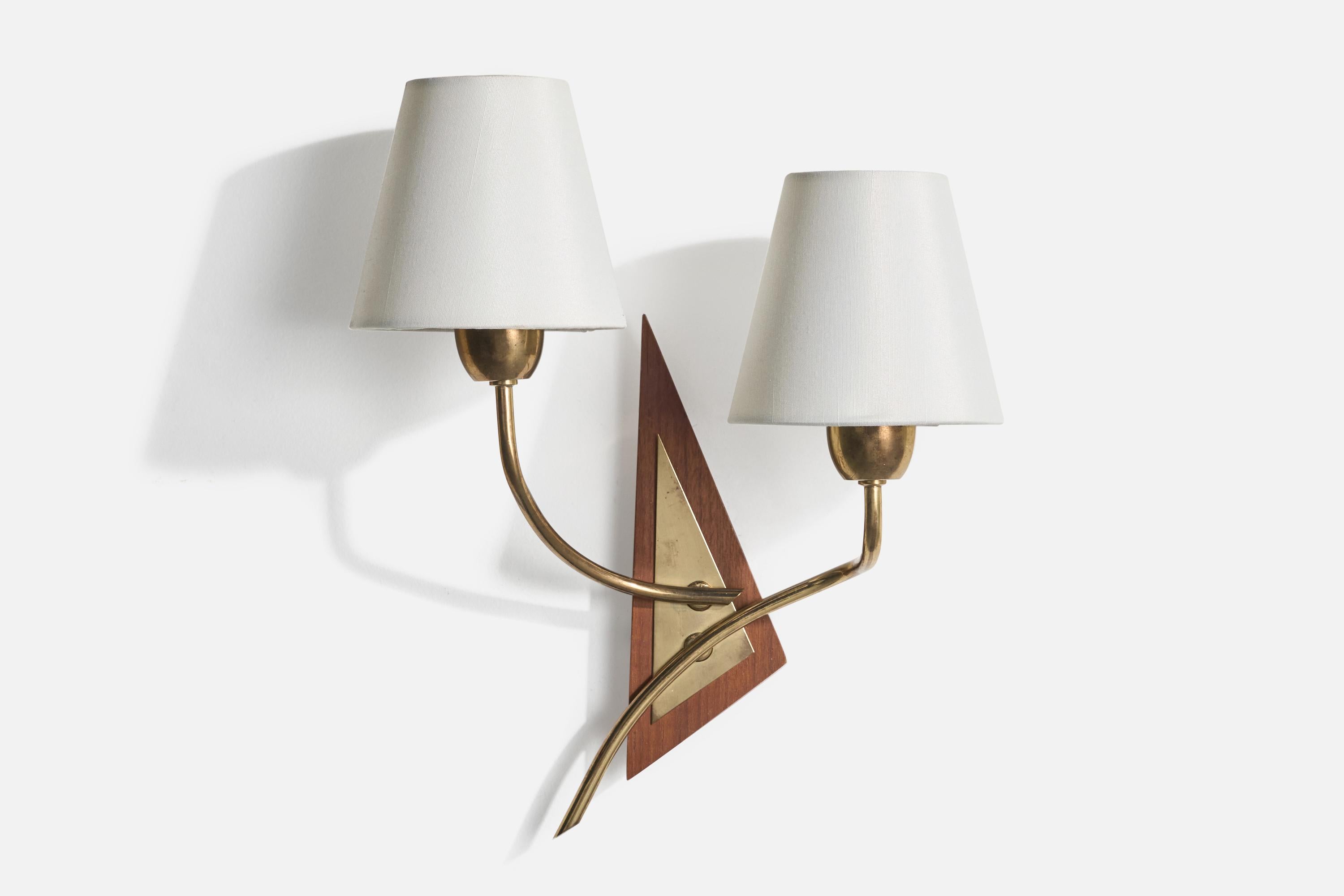 Aplique de latón, teca y tela blanca fabricado por TR&co, Noruega, c. 1950.

Dimensiones totales (en pulgadas): 14,5