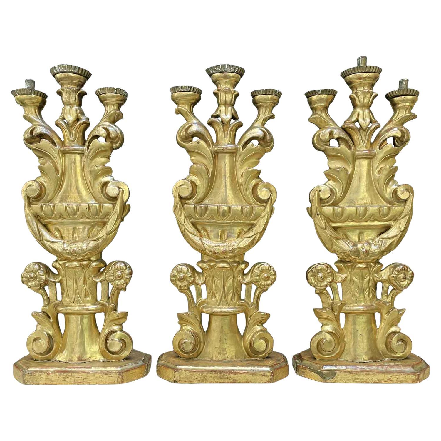 Tre Alti Candelabri Italiani Dorati e Intagliati XVIII Secolo A Tre Bracci