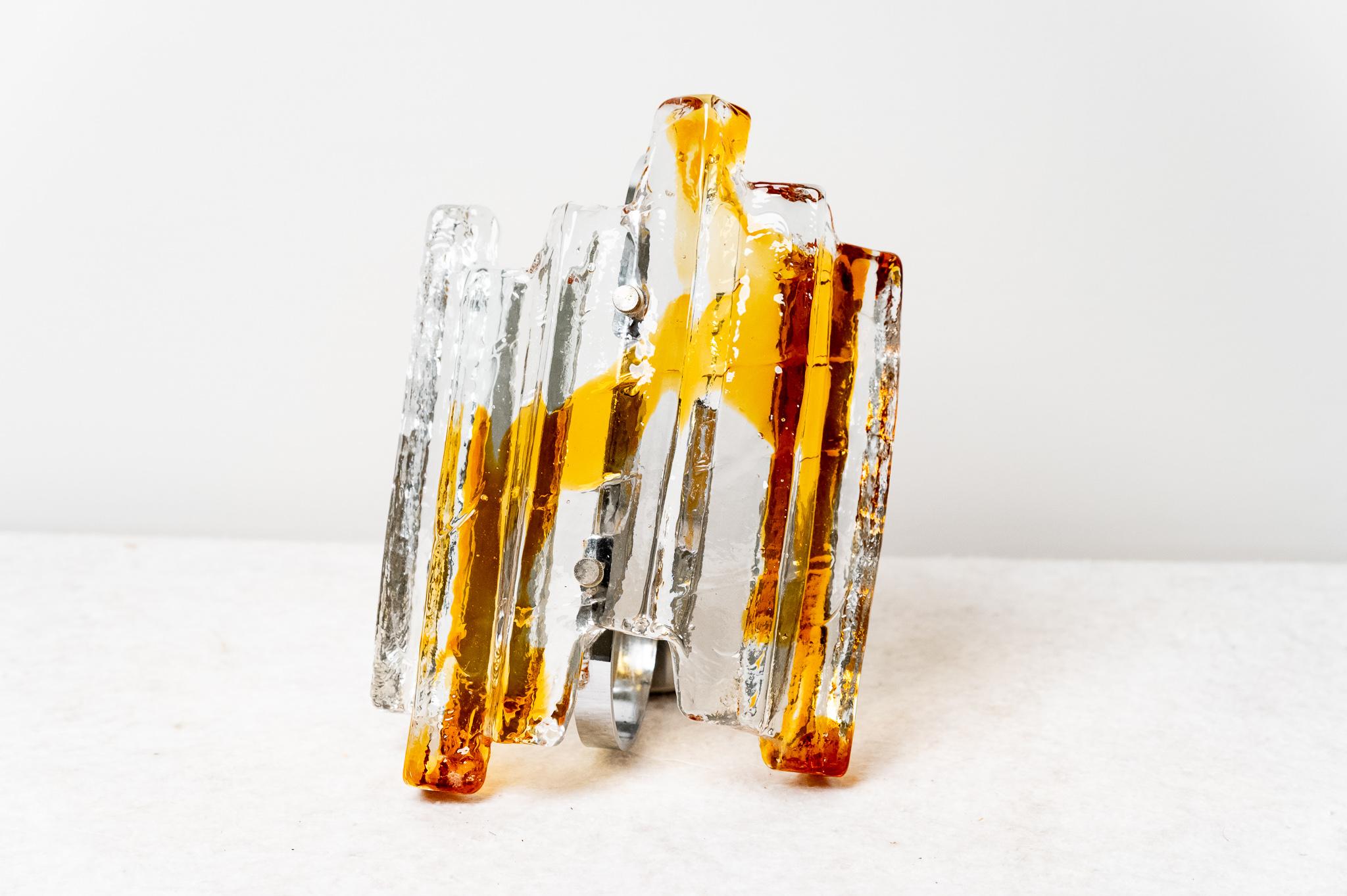 Tres apliques de cristal de Murano de Carlo Nason para Mazzega, Made in Italy, años 60. 
Tres apliques de cristal de Murano de Carlo Nason para Mazzega, 1960. Los apliques tienen un estilo brutalista caracterizado por superficies rugosas. Las