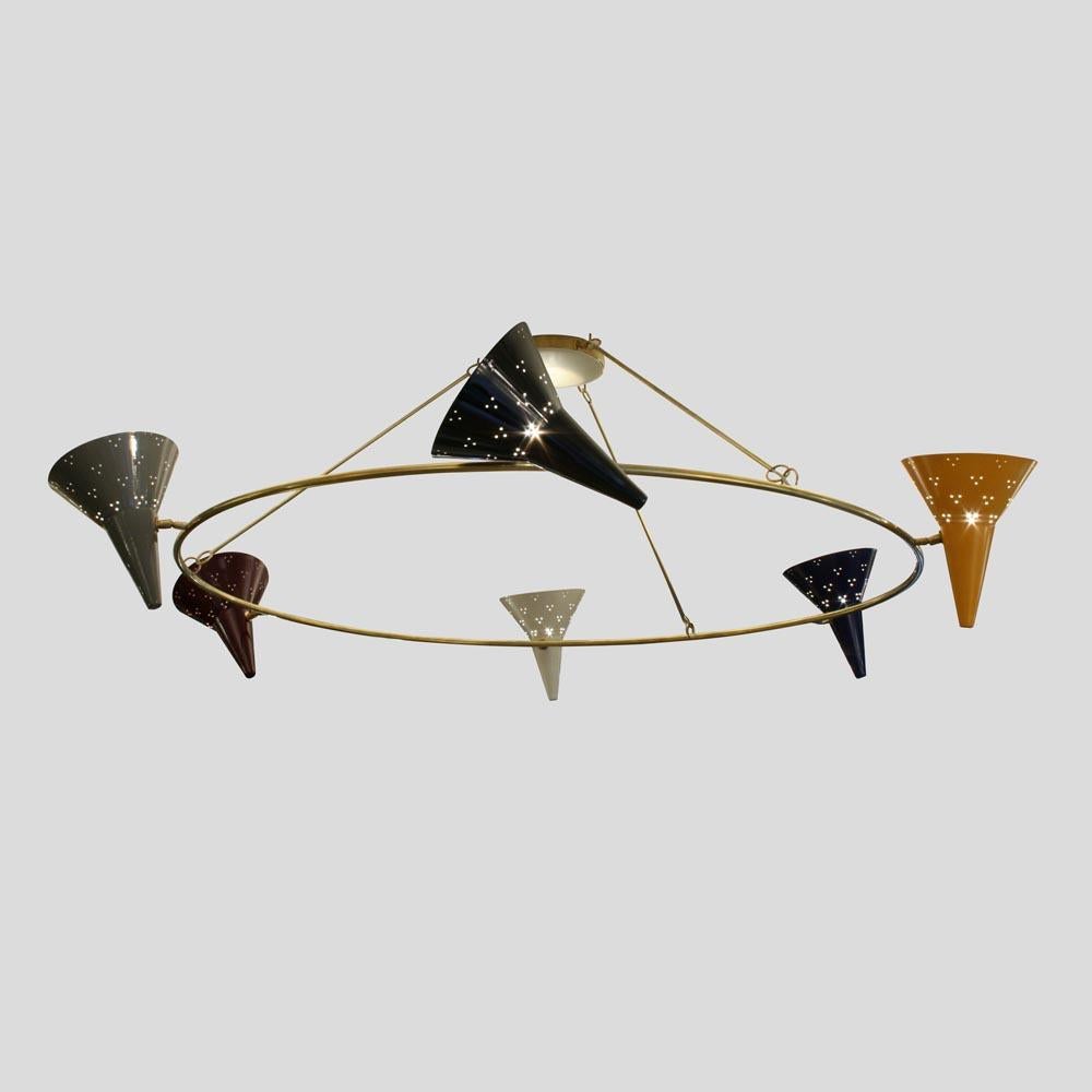 Tre Cento grand plafonnier à anneau en laiton vieilli . Ce lustre est doté d'une structure de bras en laiton réglable, d'abat-jours mobiles en émail jaune, bleu, blanc, gris, mauve et noir.  Design/One,

Deux options de réglage fixes : hauteur 60cm