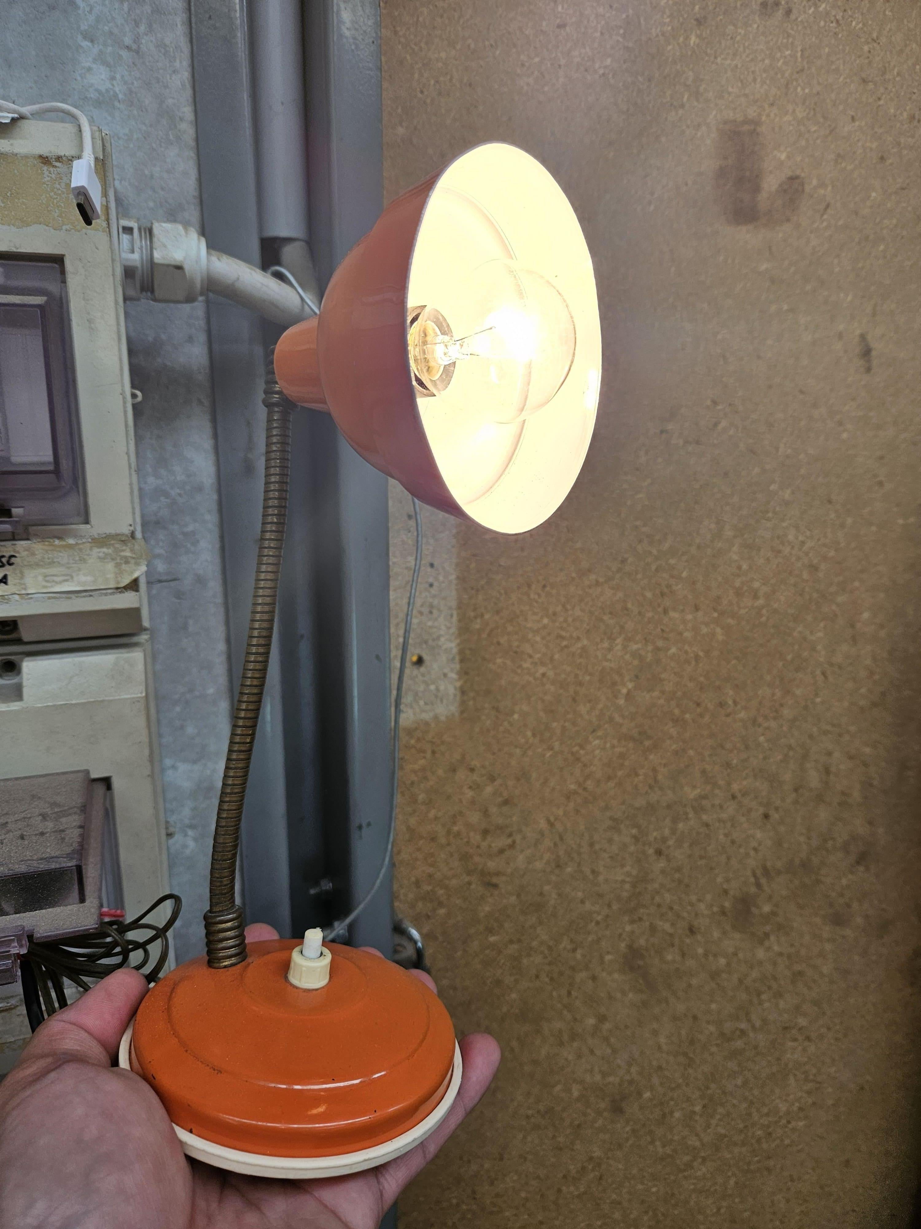 Drei metallfarbene Tischlampen aus den 1970er Jahren im Angebot 5