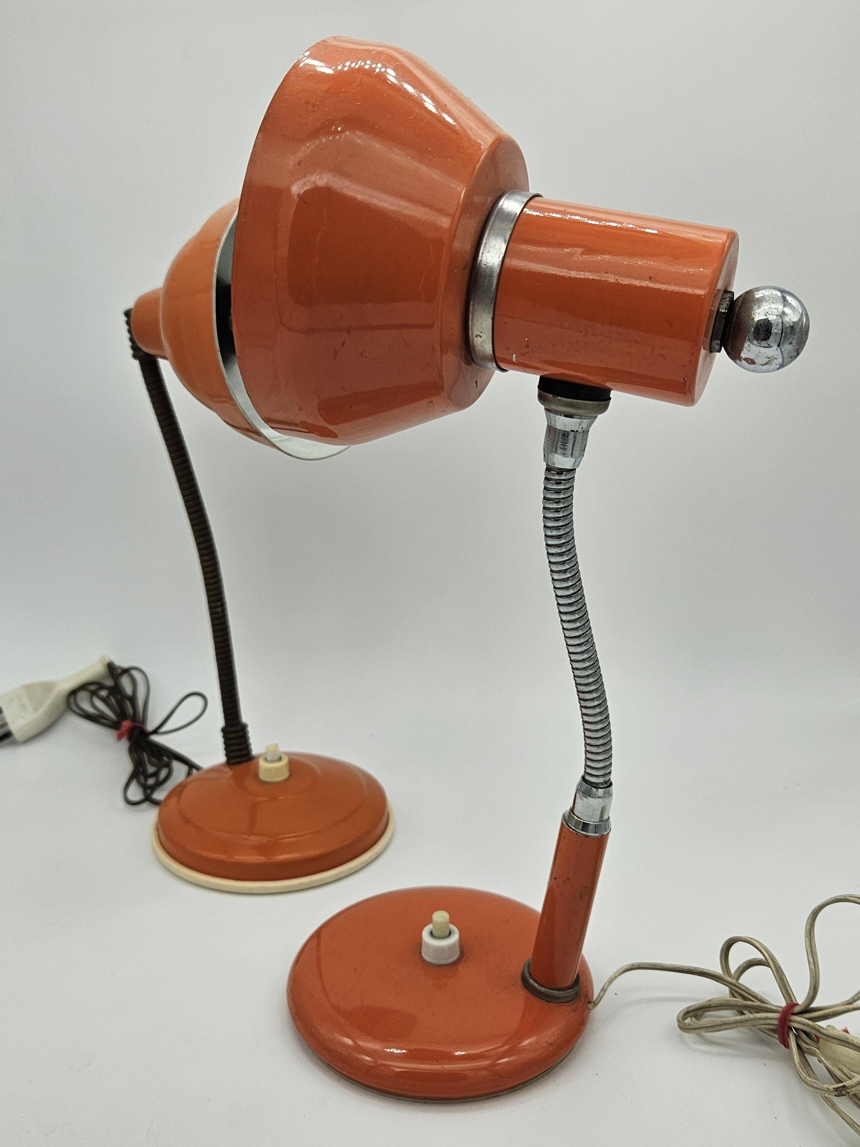 Set aus drei Vintage-Lampen aus den 1970er Jahren mit Metallrahmen und verstellbarer Halterung.

Durchmesser der Basis: 10-10-11cm
Gesamthöhe: 27-28-29cm

Sie weisen normale alters- und gebrauchsbedingte Abnutzungserscheinungen auf.