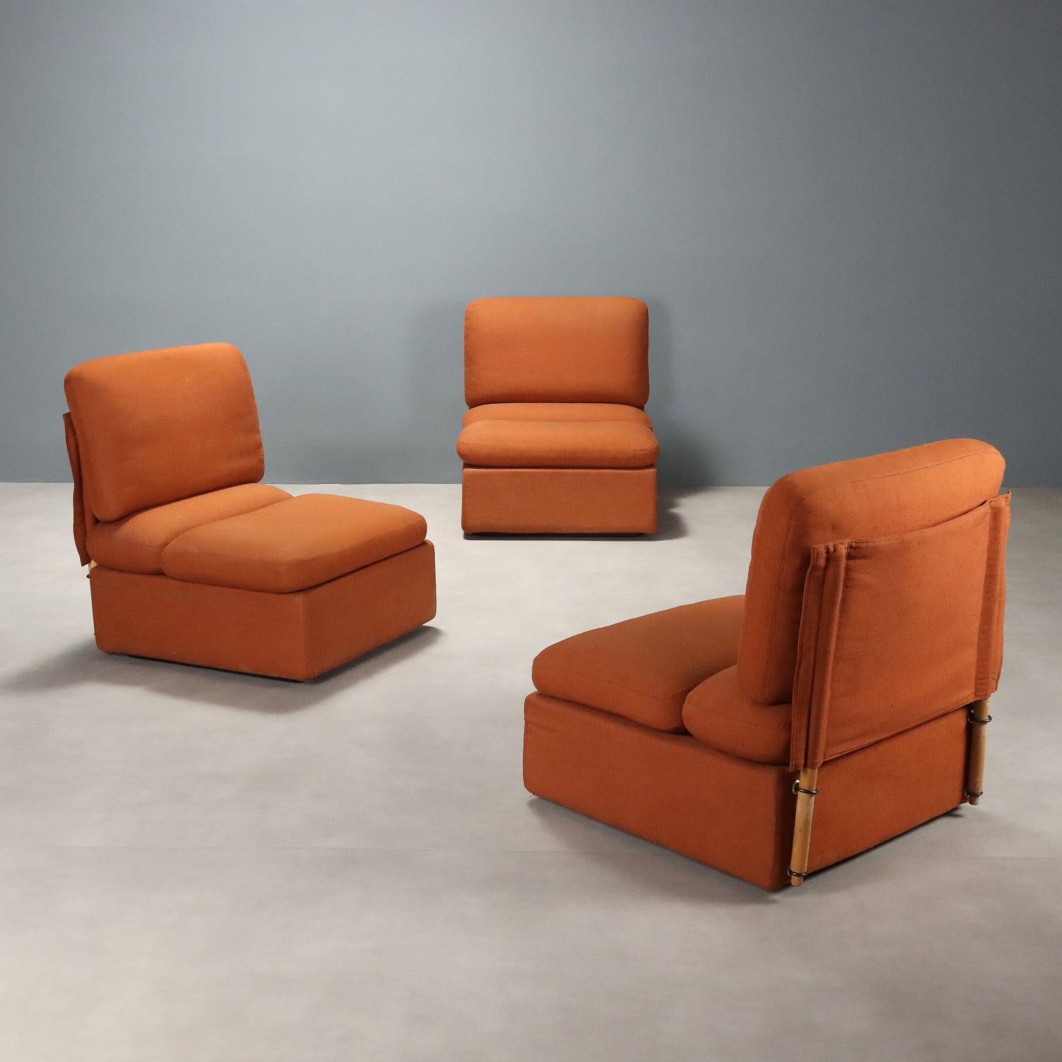 Set di poltrone vintage, fruibili anche come divano tre posti, con imbottitura in espanso e rivestimento in tessuto originale nei toni del mattone.