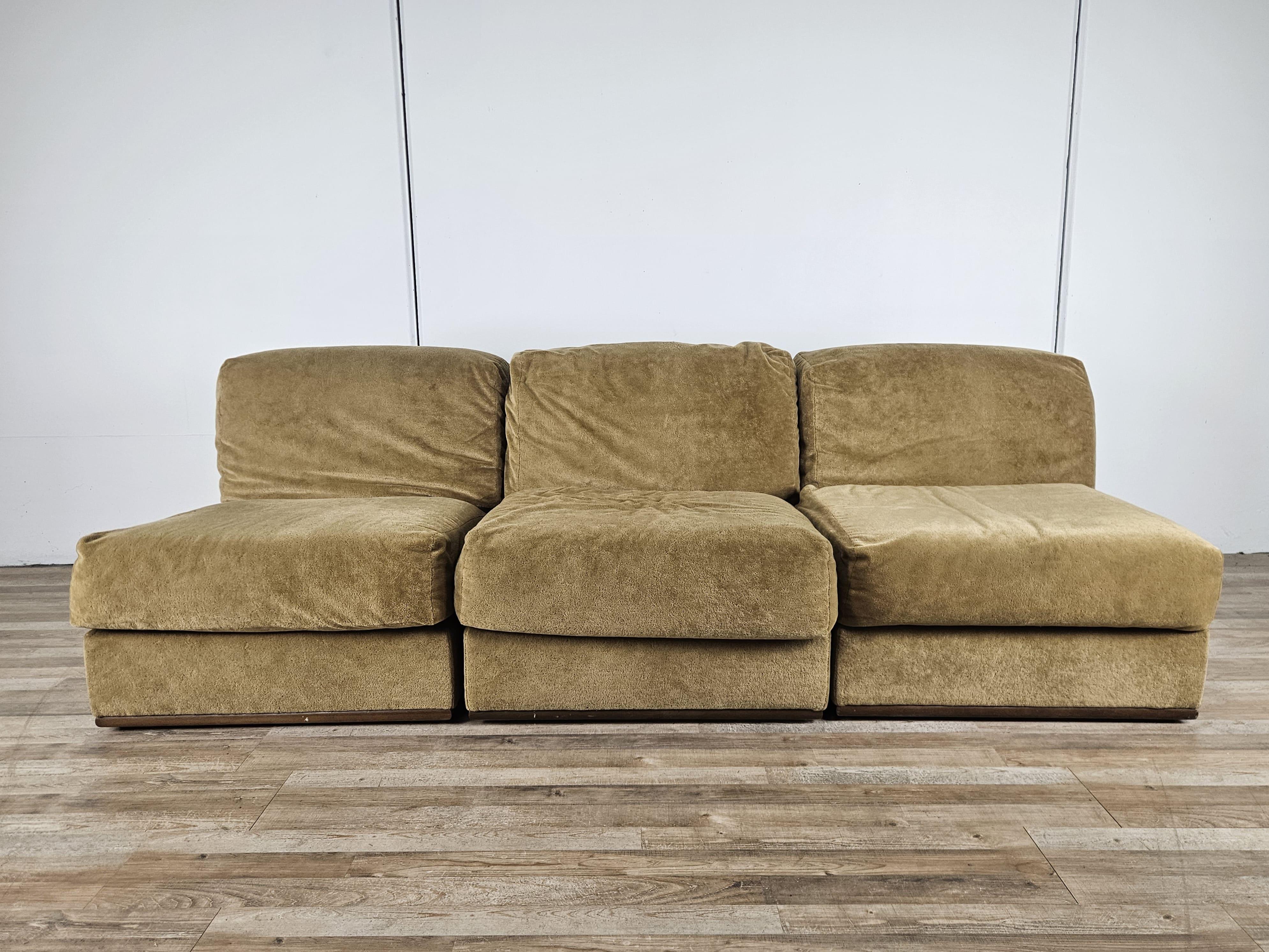 Poltrone anni '70 in stoffa marrone chiaro / beige con struttura in legno.

Están indicados para ambientes modernos y antiguos, y gracias a su línea y diseño vivos, contrastan con cualquier tipo de decoración.

Presentan daños de uso normales