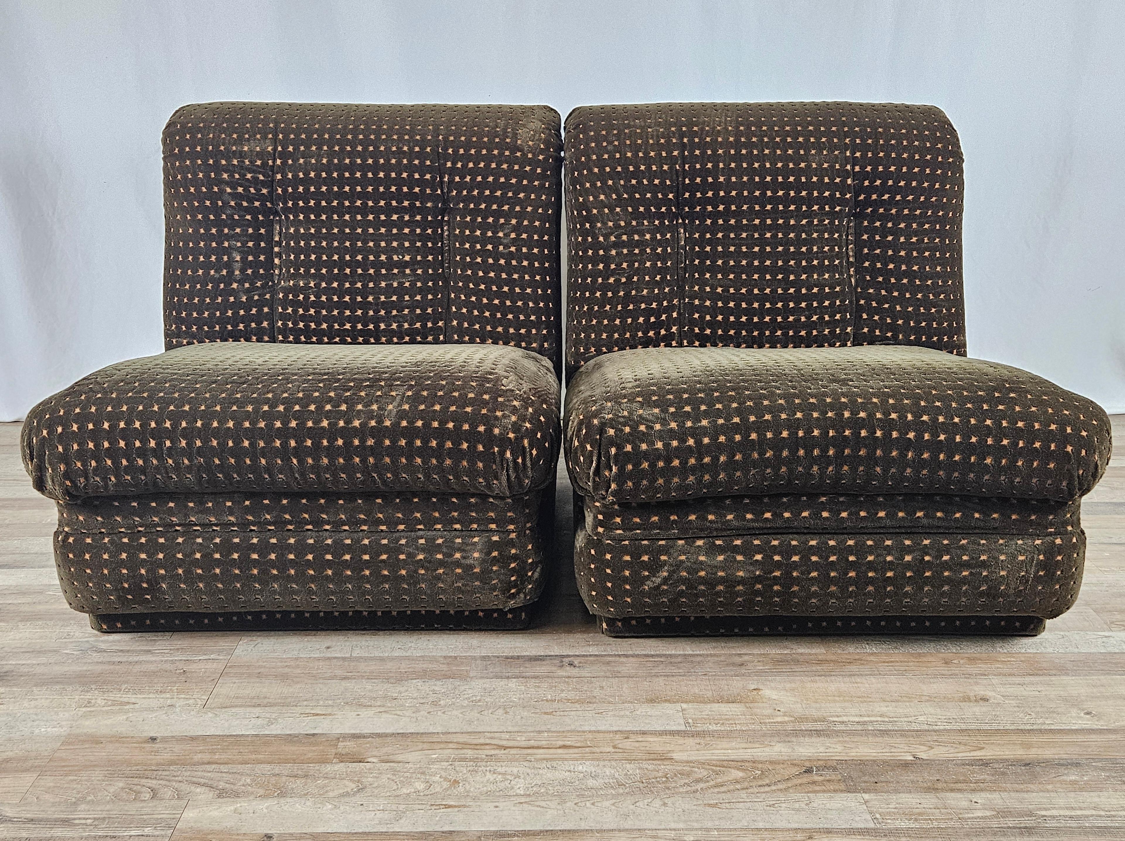 Set of 3 1970s modular fabric armchairs with low steel feet.

Perfect for waiting rooms, living rooms or large halls furnished in any style from antique to modern.

They show normal signs of wear due to age and use.