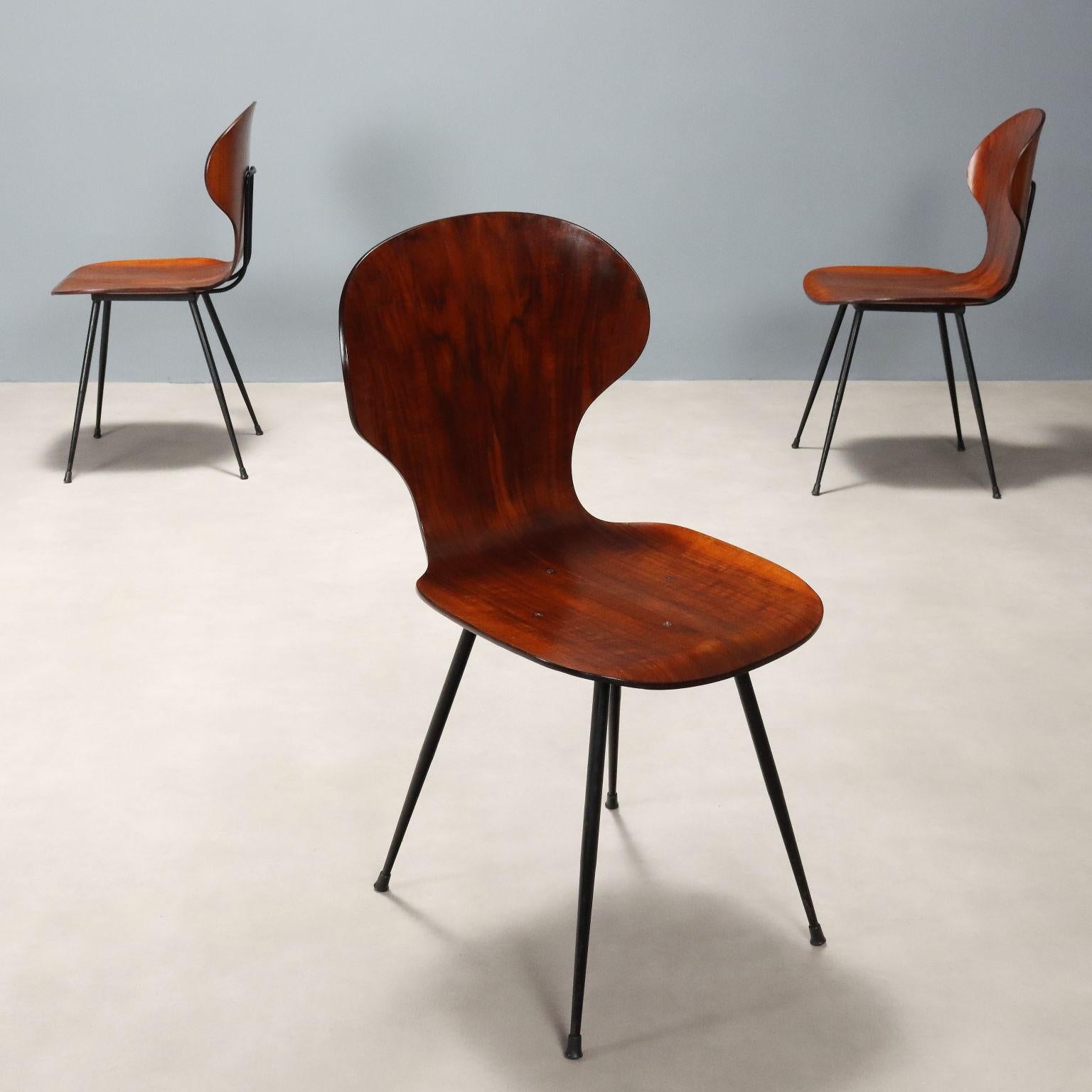 Set di sedie da pranzo vintage con seduta in compensato curvato, gambe in metallo smaltato nero.