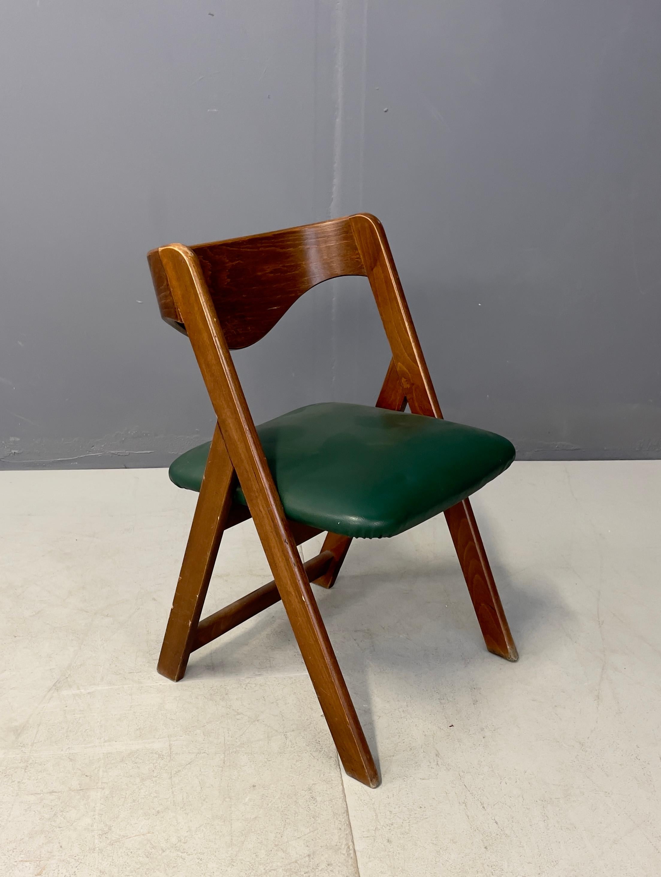 Trois chaises en bois avec des sièges en cuir vert. 1960s.
Très belles chaises de salon en bon état.