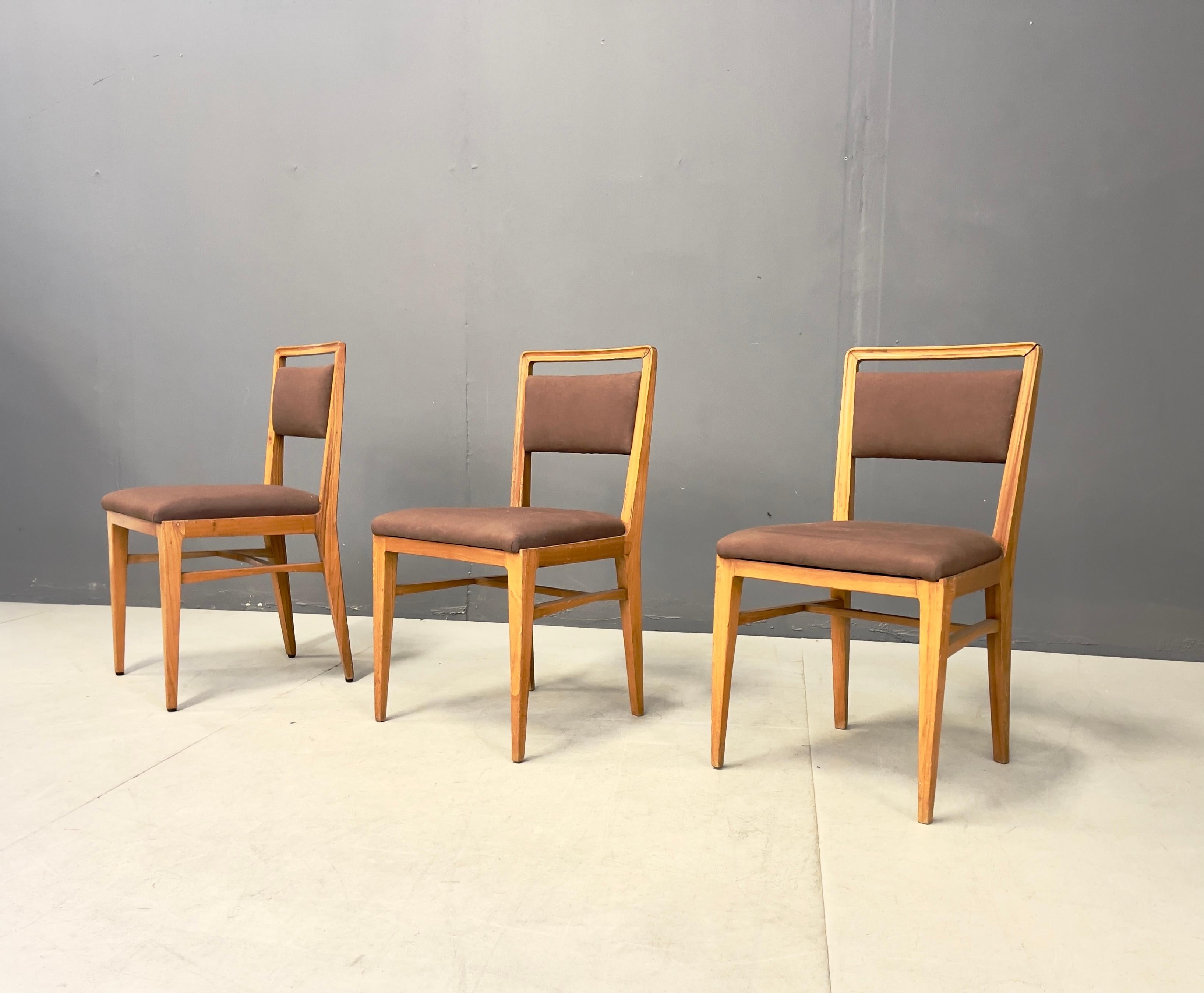 Three wooden chairs with fabric upholstery. Attributed to Gio Ponti. 1950s.
Beautiful living room chairs in good condition.
