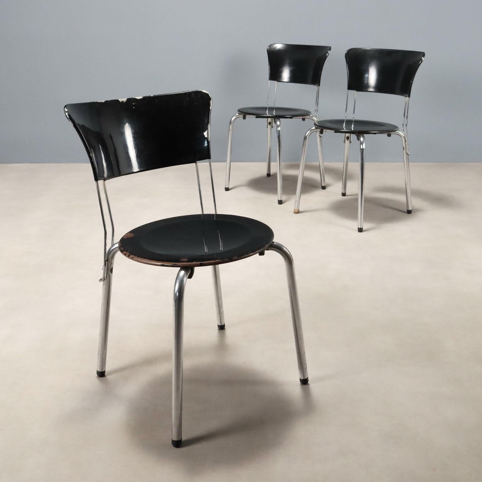 Esszimmerstuhl-Set mit Sitz und Rückenlehne aus schwarz lackiertem Metall, Gestell aus verchromtem Metall.