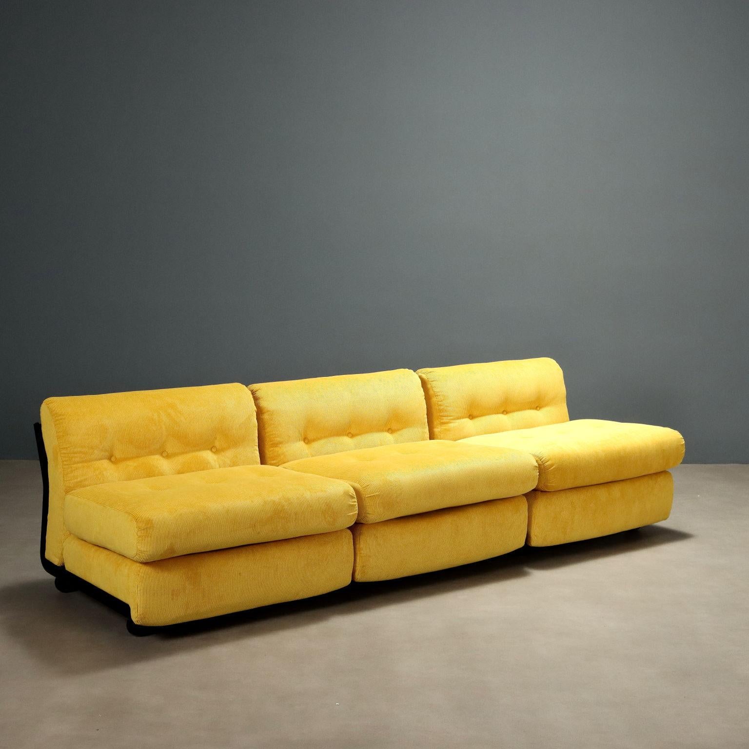 Trois fauteuils modèle 'Amanta' avec structure en plastique noir, rembourrage en mousse et revêtement en tissu dans les tons de jaune, neufs. Ils peuvent être utilisés individuellement ou combinés pour former un canapé. Très bon état