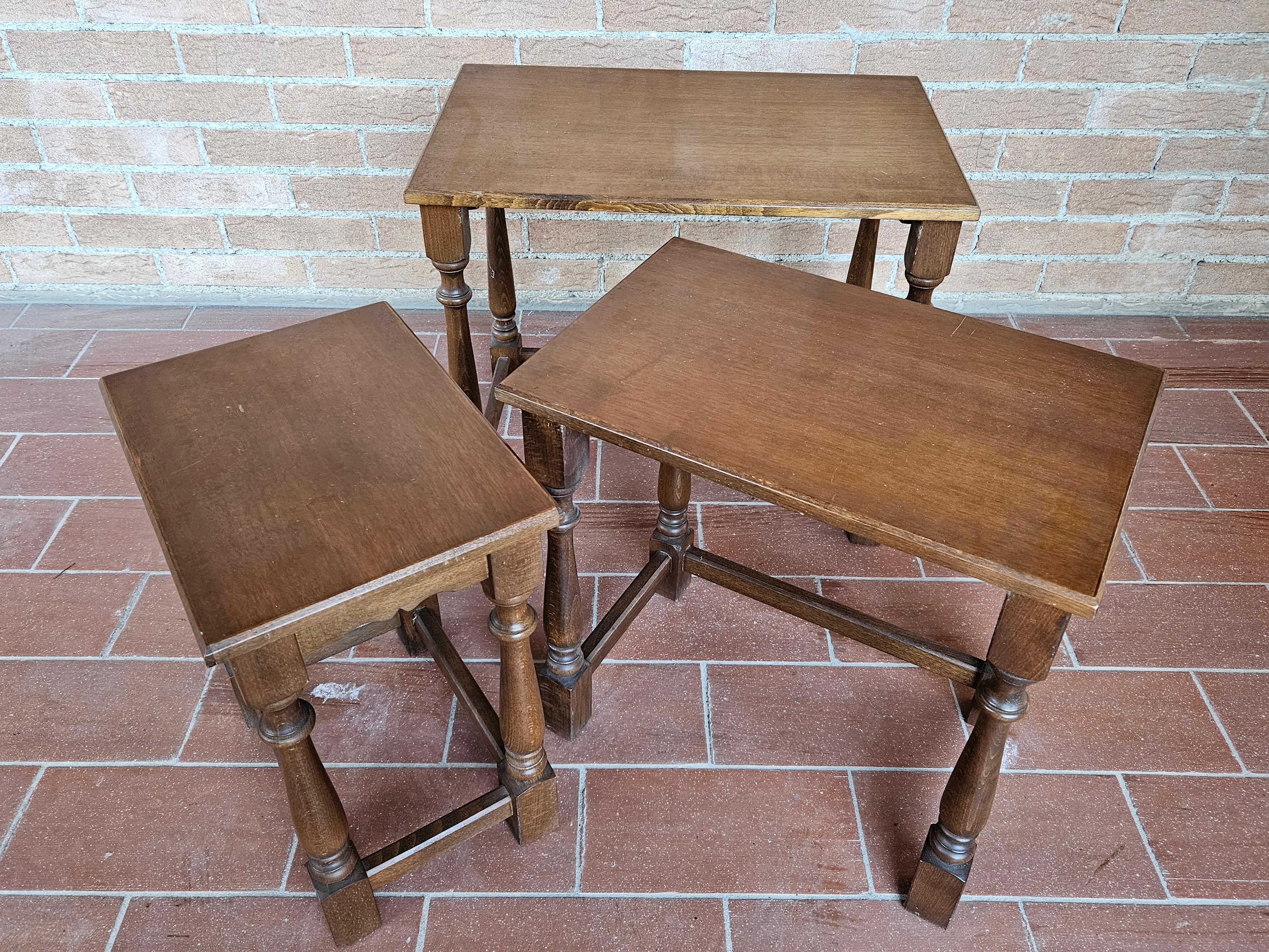 Drei ineinander greifende Tische aus den 1980er Jahren im Zustand „Gut“ im Angebot in Premariacco, IT