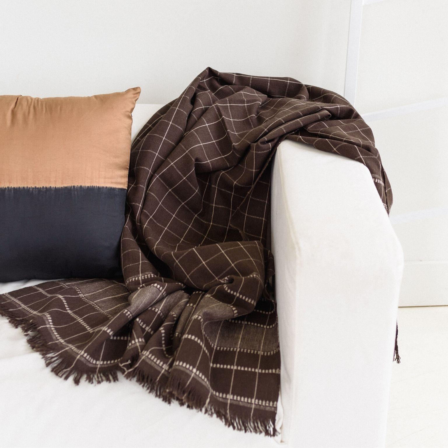 Modern Treacle Dark Brown Handloom Queen Size Bedspread / Coverlet Soft Organic Cotton For Sale