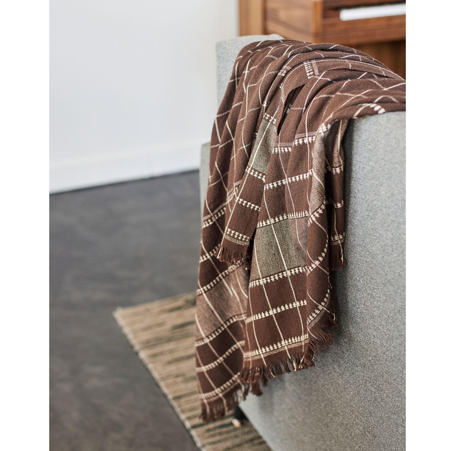 Yarn Treacle Dark Brown Handloom Queen Size Bedspread / Coverlet Soft Organic Cotton For Sale