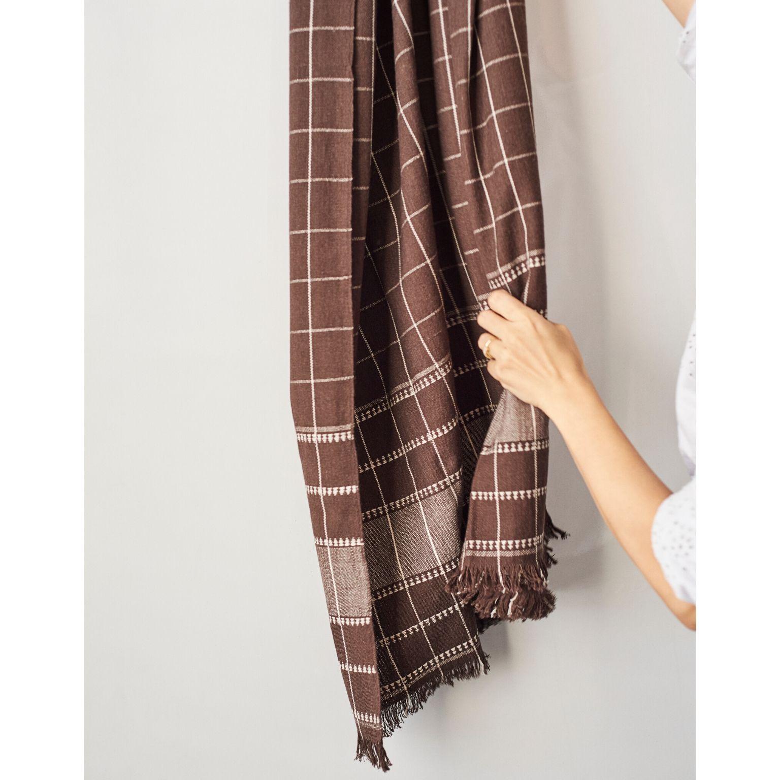 Treacle Brown Handloom Throw / Blanket In Organic Cotton In Checks Pattern For Sale 2