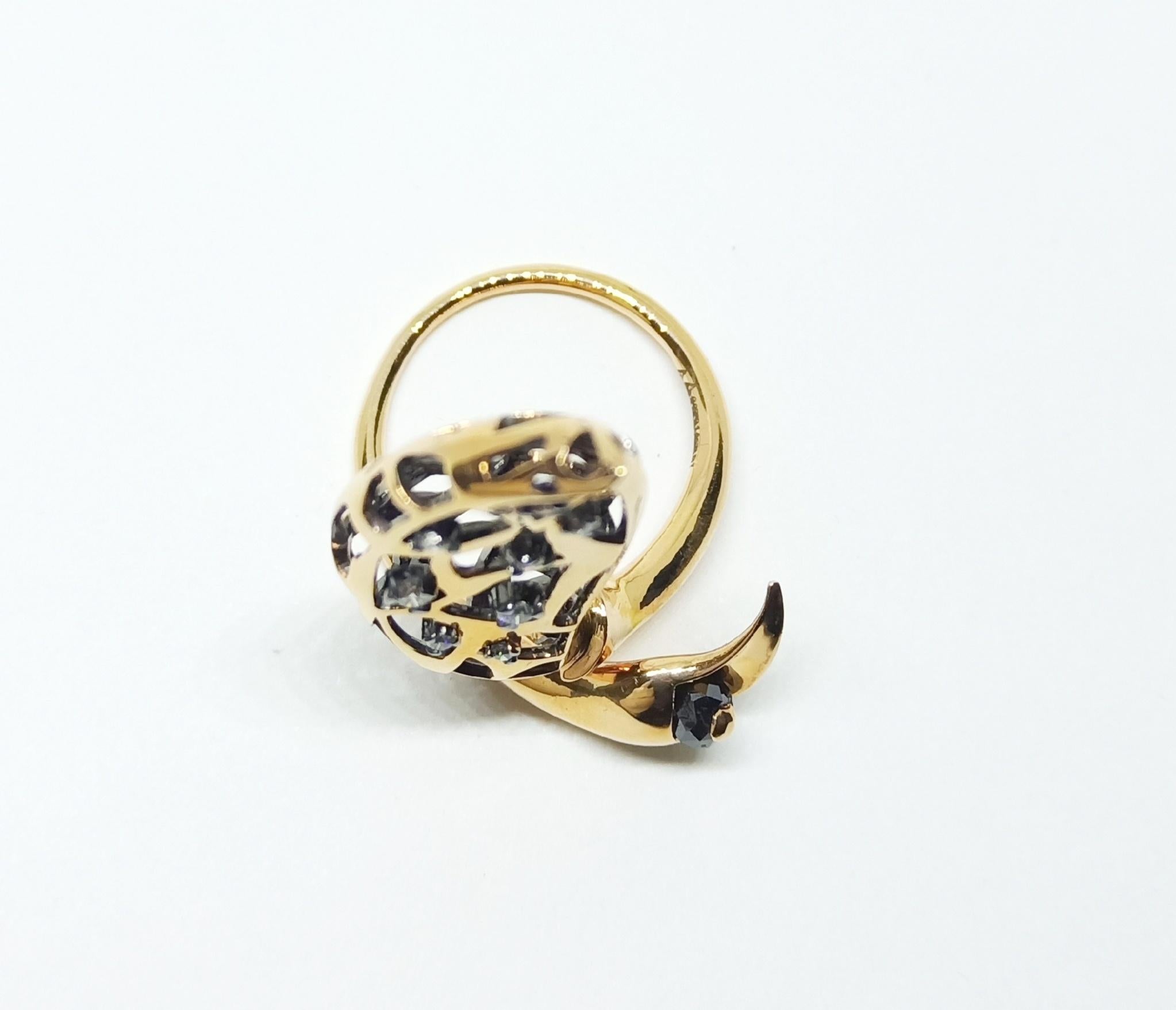 Tread the Untreaded Path with Contemporary White & Black Diamond Rose Gold Ring In New Condition For Sale In NEW DELHI, IN
