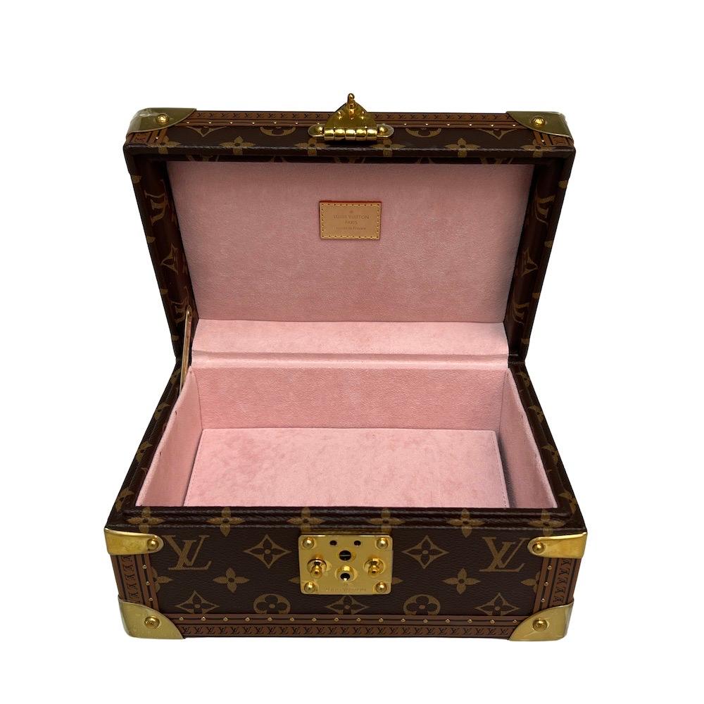 Treasure box 24 LOUIS VUITTON in Brown Monogram canvas. The interior is lined in ballerina pink microfiber. You can store your jewelry, mail. Golden brass corners.
Condition: never used.
Made in France.
Lock S: with pull tab and keys
Dimensions: 24