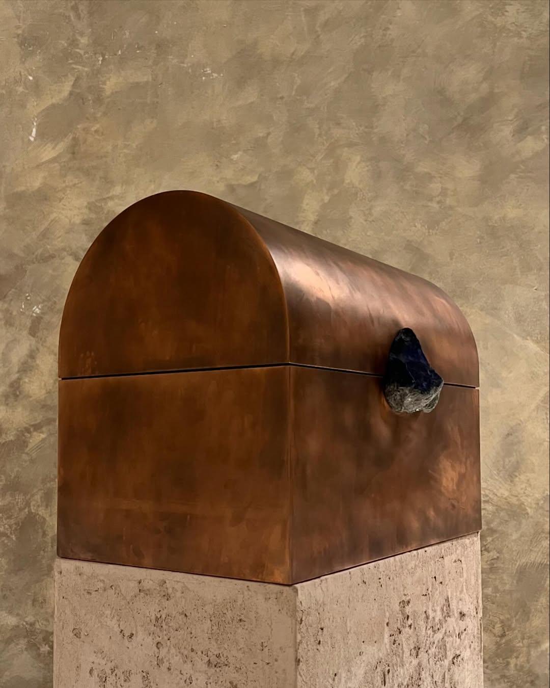 Unico Treasure Chest in bronzo patinato con pietra grezza di Pierre De Valck in vendita 4