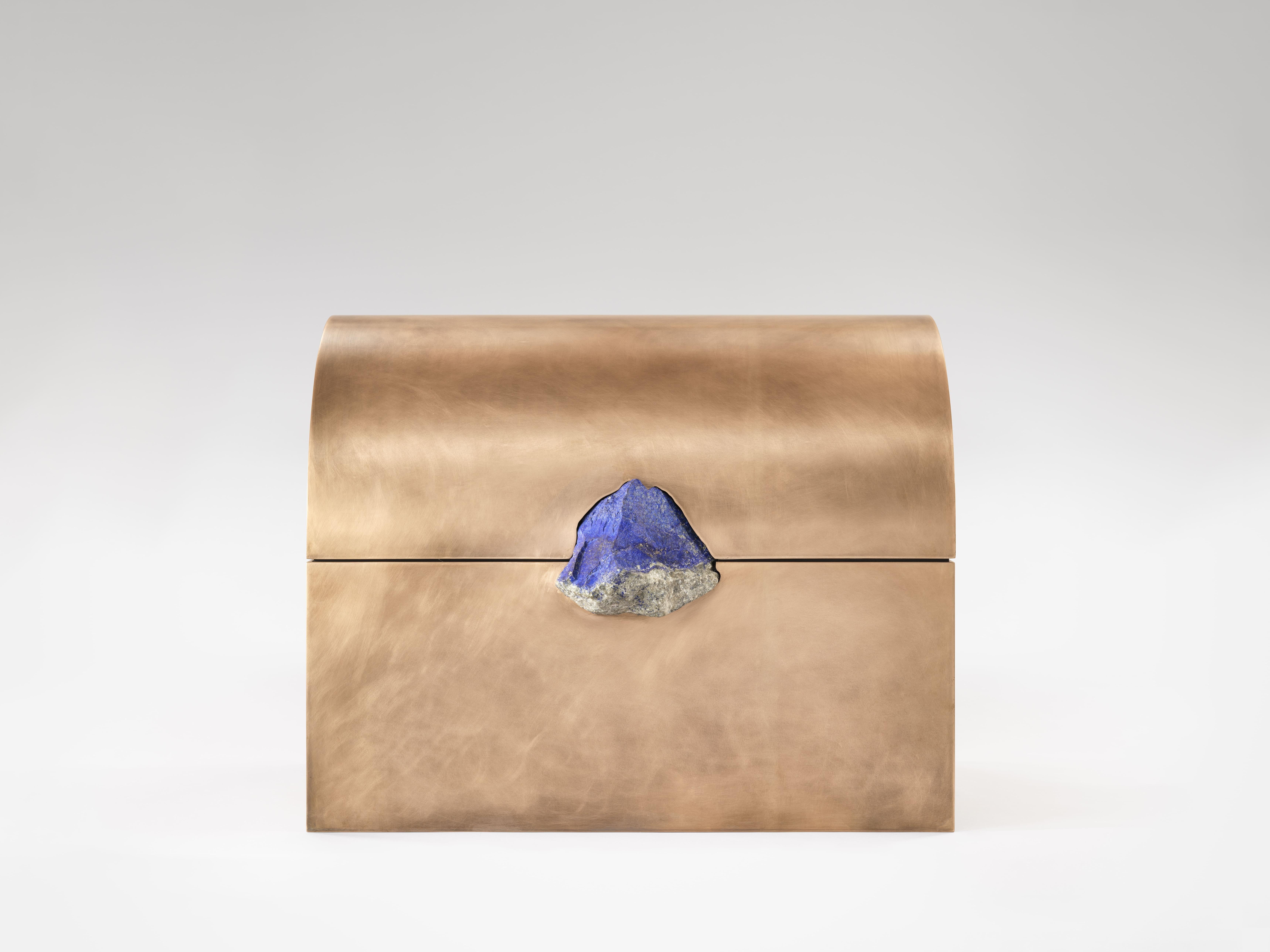 Treasure Chest di Pierre De Valck.
Dimensioni: L 65 x P 43,5 x H 53 cm.
Materiali: Bronzo, lapislazzuli.
Ogni pezzo è unico.

Pierre De Valck (1991), nato a Bruxelles, è un designer di Gand con una passione infantile per l'archeologia e la raccolta