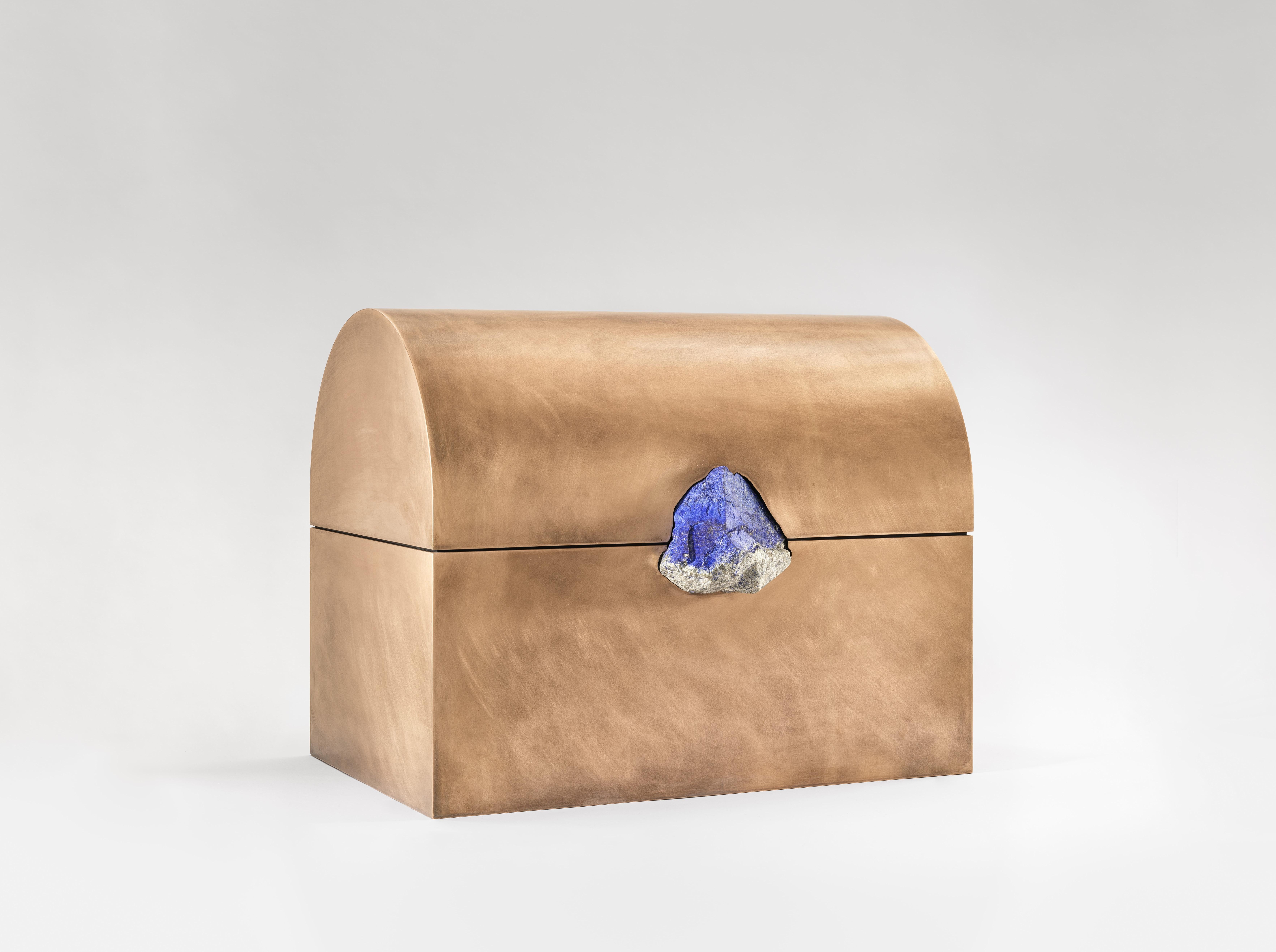 Postmoderno Unico Treasure Chest in bronzo patinato con pietra grezza di Pierre De Valck in vendita