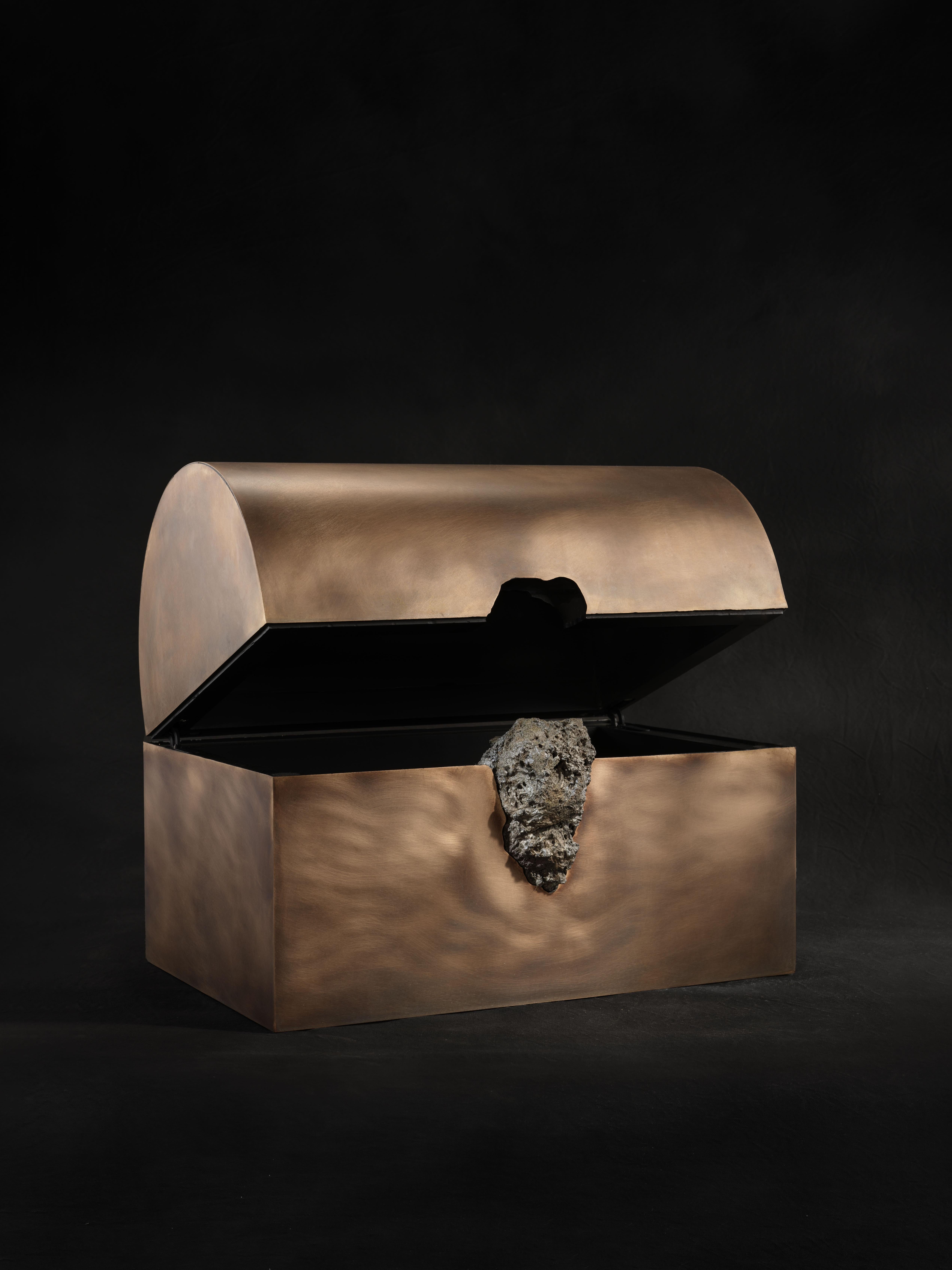 Unico Treasure Chest in bronzo patinato con pietra grezza di Pierre De Valck In condizioni Nuovo in vendita a Geneve, CH