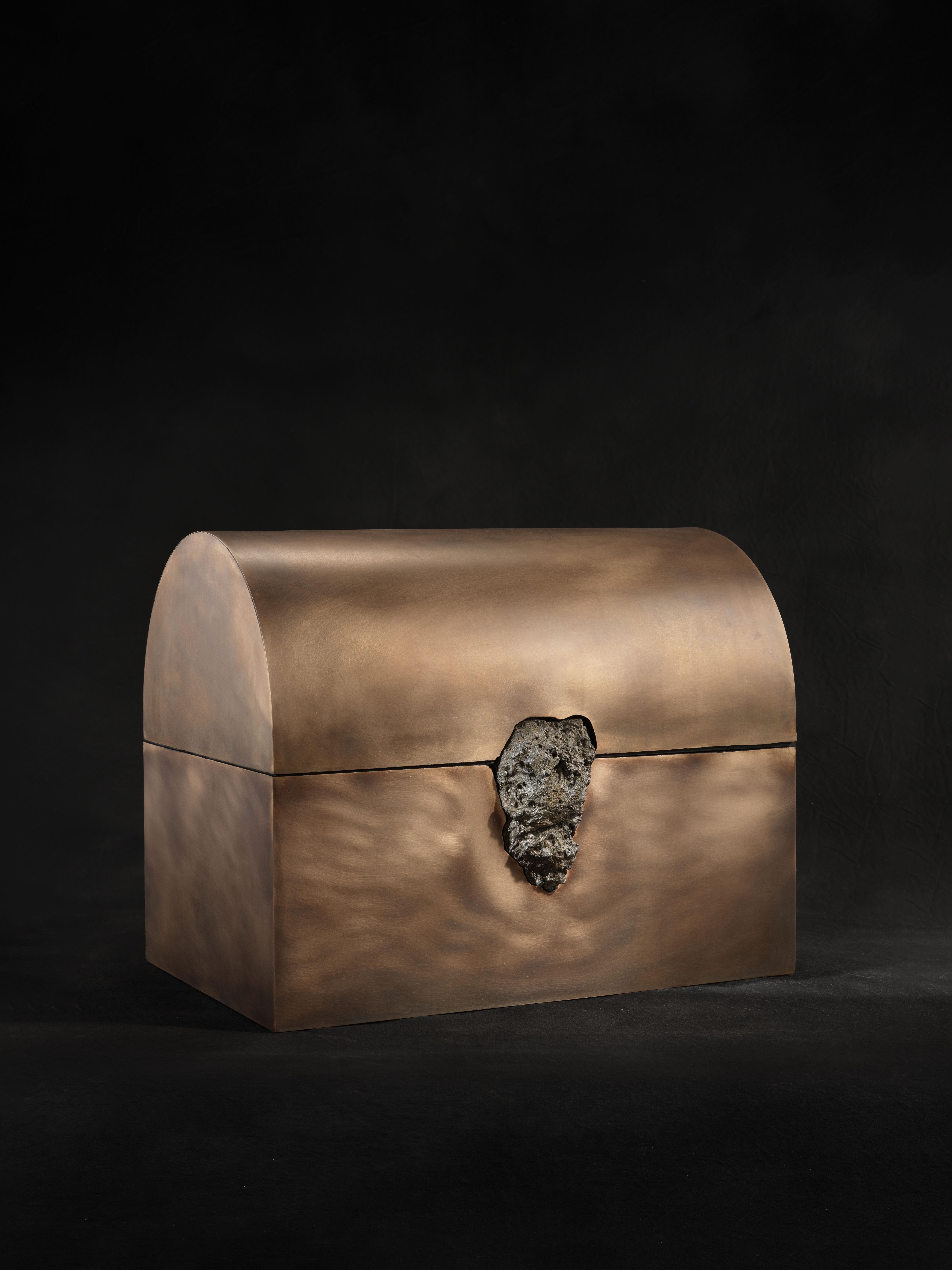 XXI secolo e contemporaneo Unico Treasure Chest in bronzo patinato con pietra grezza di Pierre De Valck in vendita